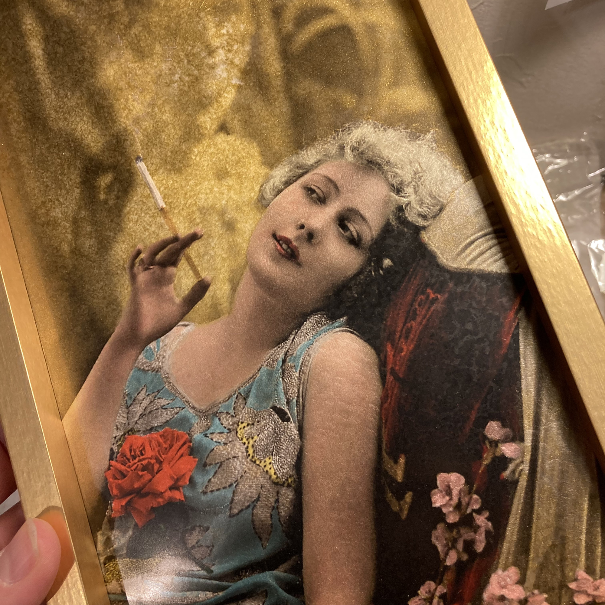 Femme fumant une cigarette