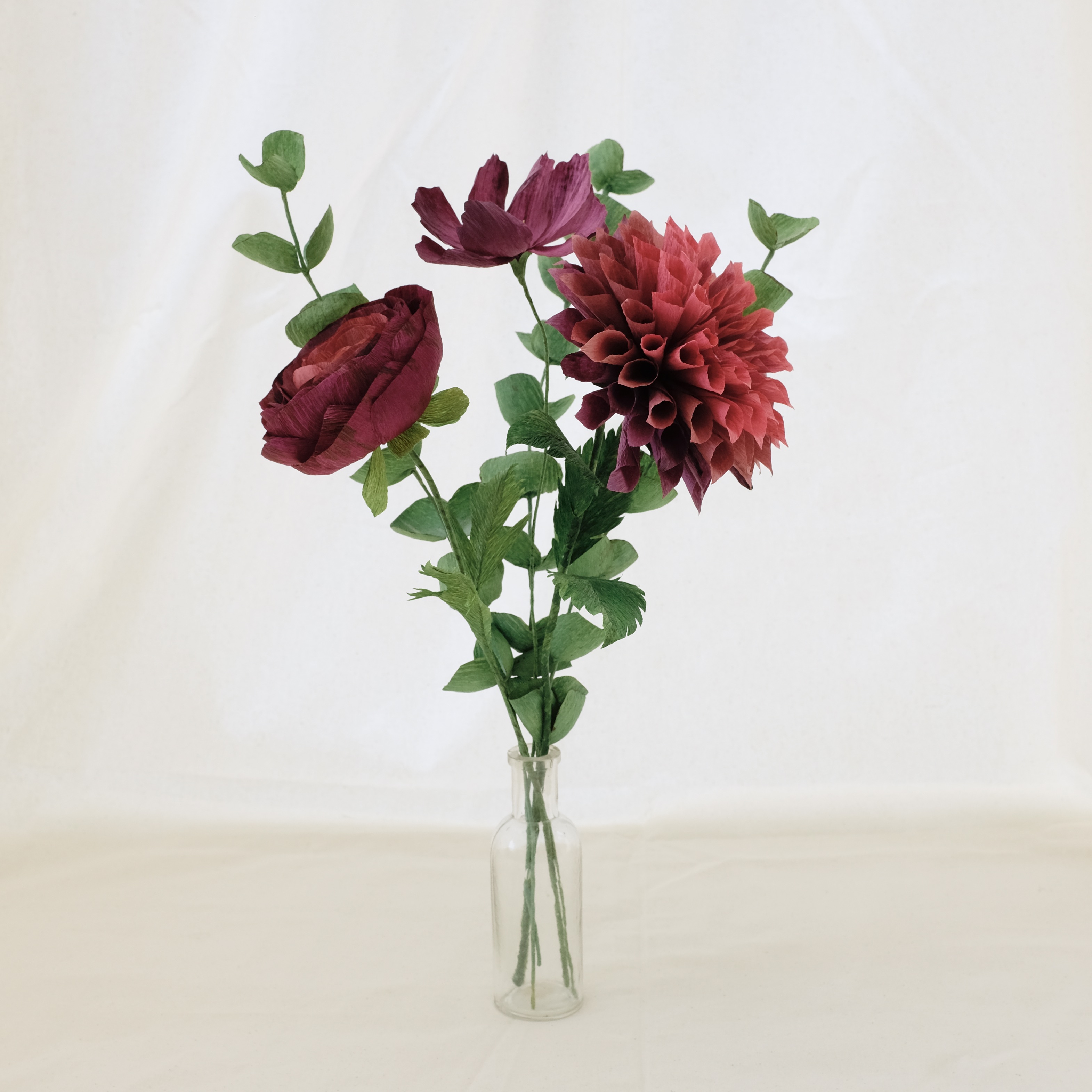 Bouquet de fleurs en papier : dalhia prune dégradé, renoncule prune, cosmos prune et trois brins eucalyptus