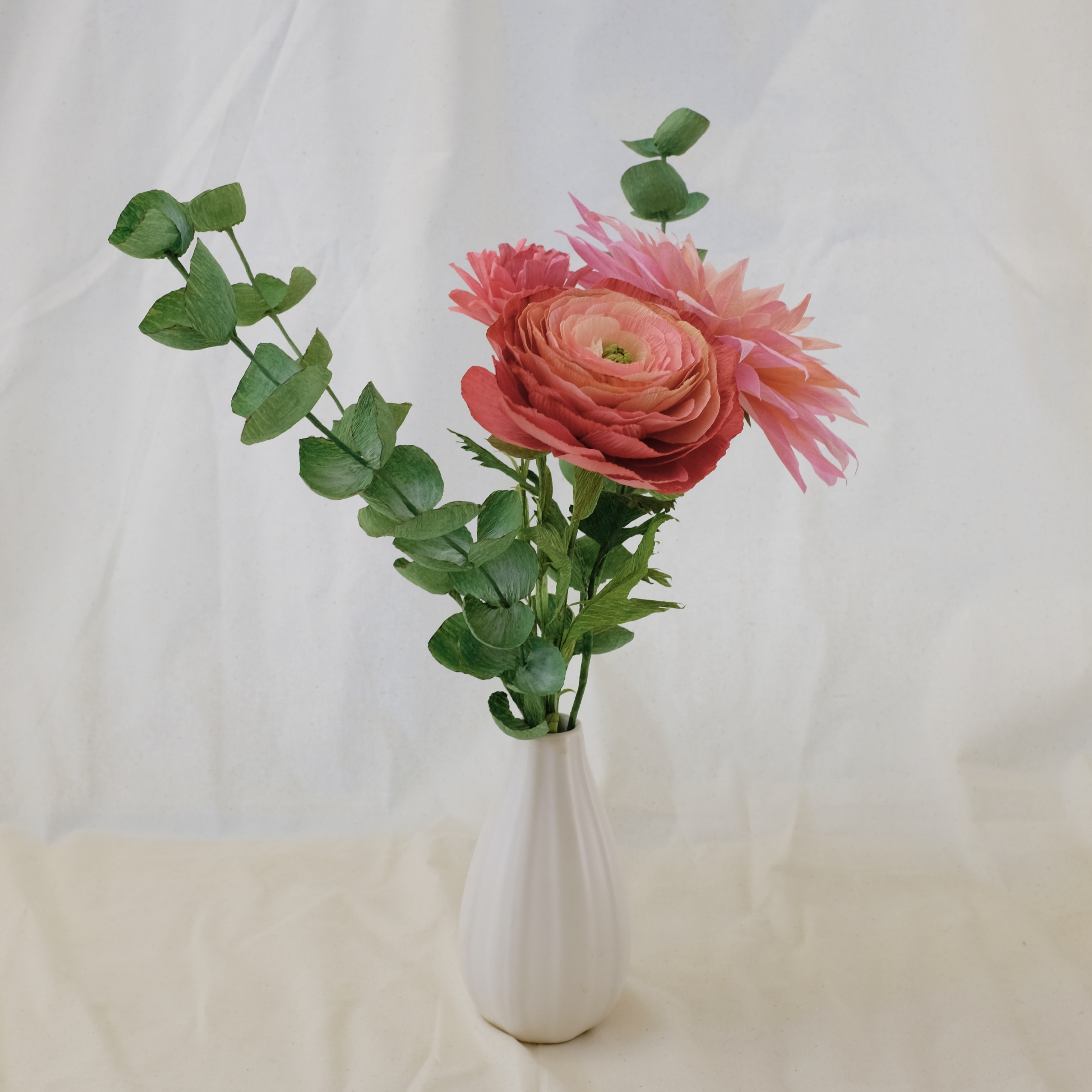 Bouquet de fleurs en papier : dahlia rose dragé, renoncule rose, oeillet rose et trois brins eucalyptus