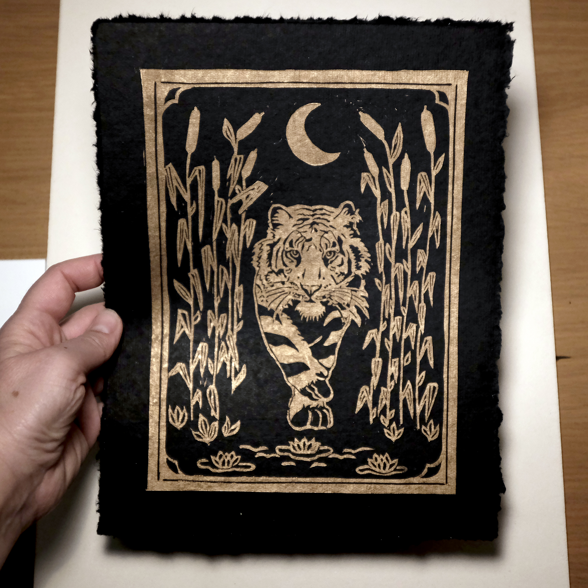 Linogravure Le tigre aux roseaux, doré & noir