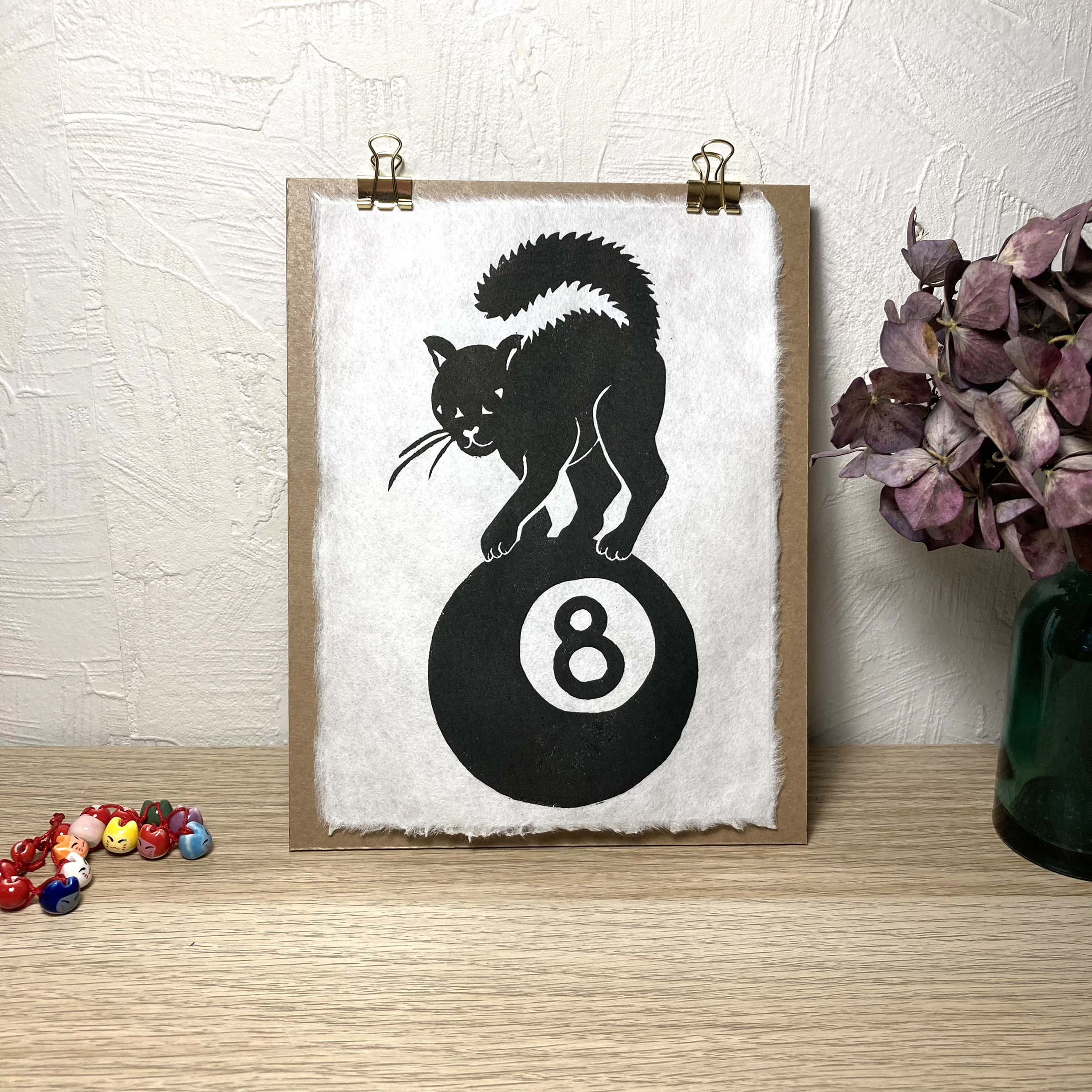 Linogravure chat noir sur boule de snooker numéro 8 - papier simili Japon