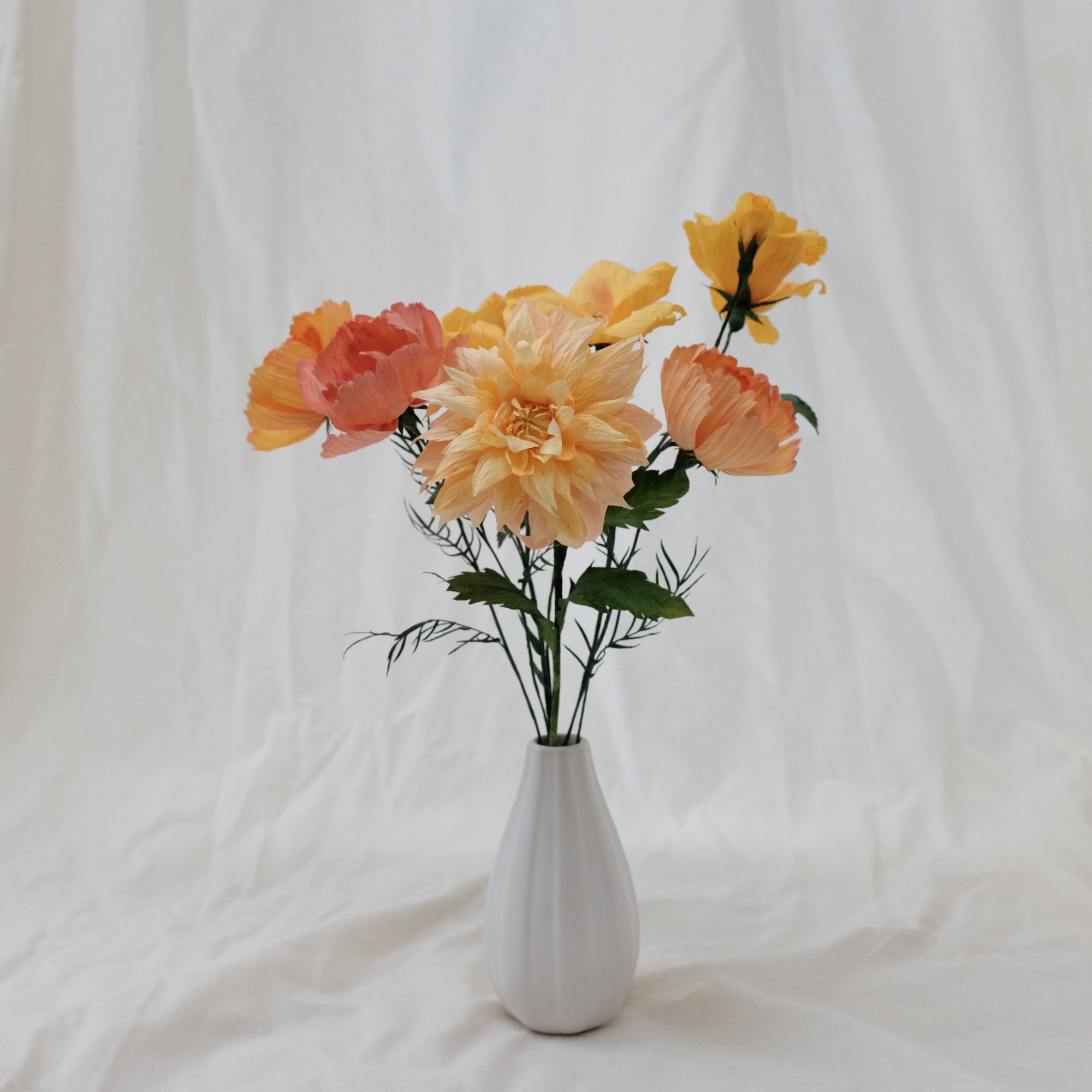 Bouquet de fleurs en papier tons chauds : roses sauvages, dahlia, trois cosmos