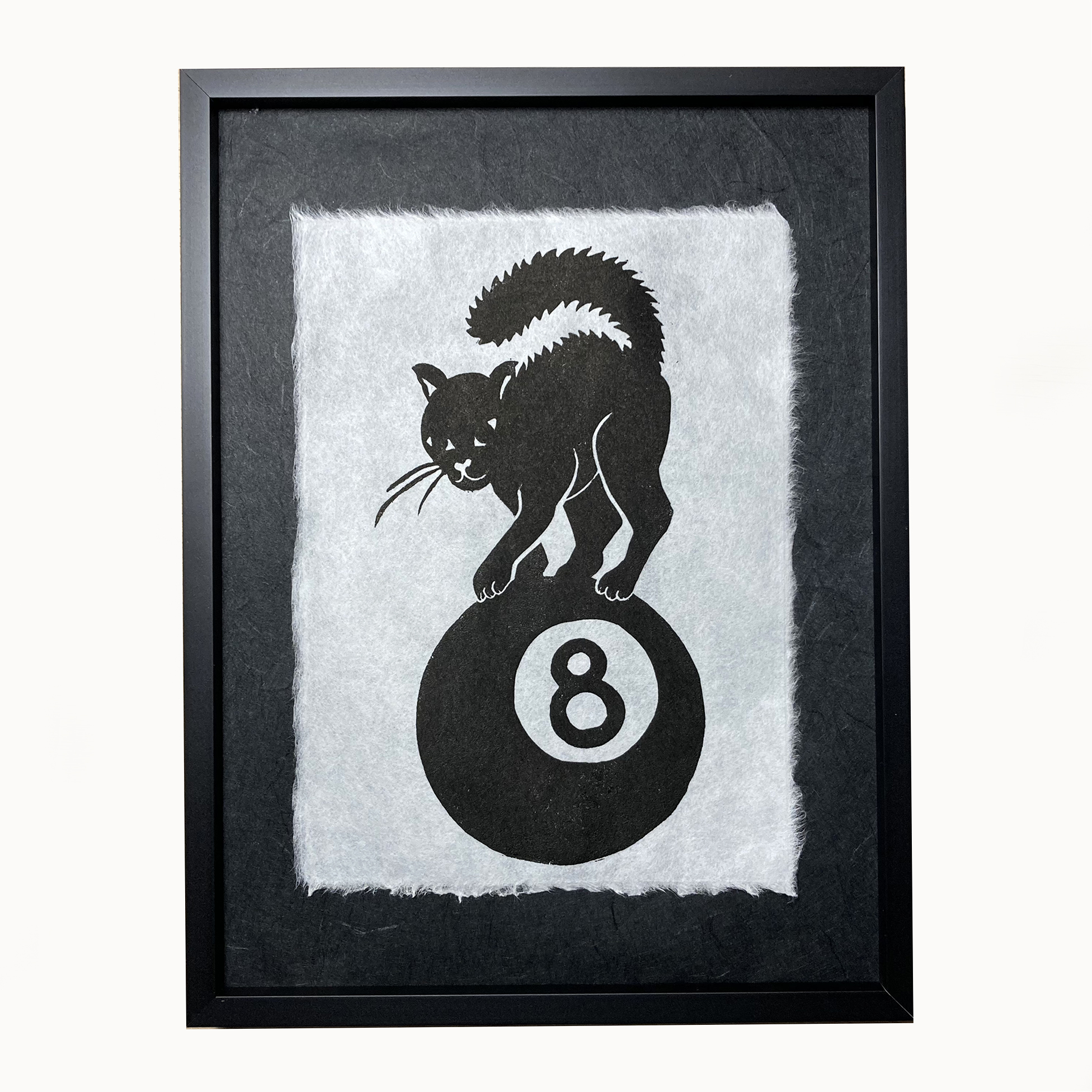 Linogravure chat noir sur boule de snooker numéro 8 - papier simili  Japon 