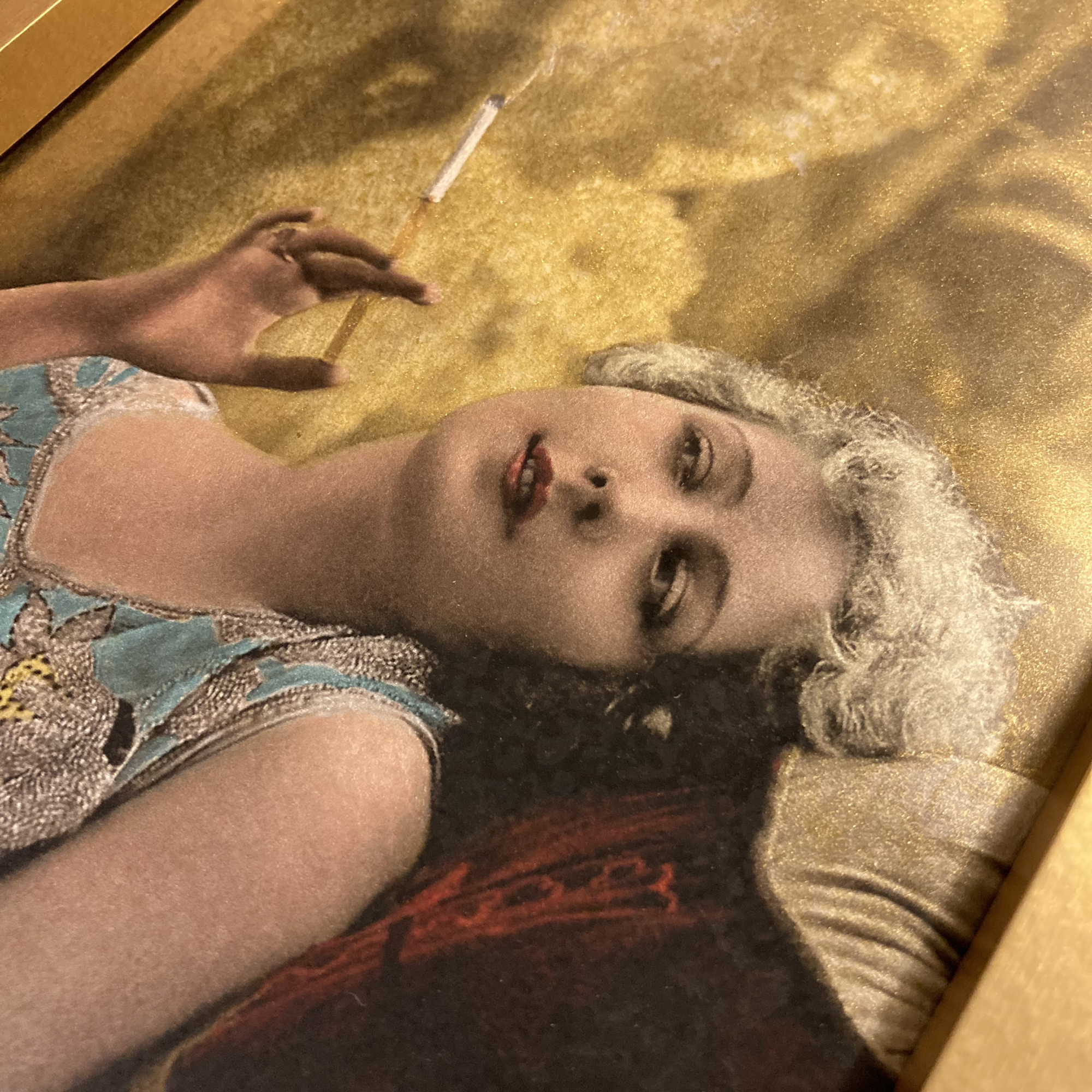 Femme fumant une cigarette