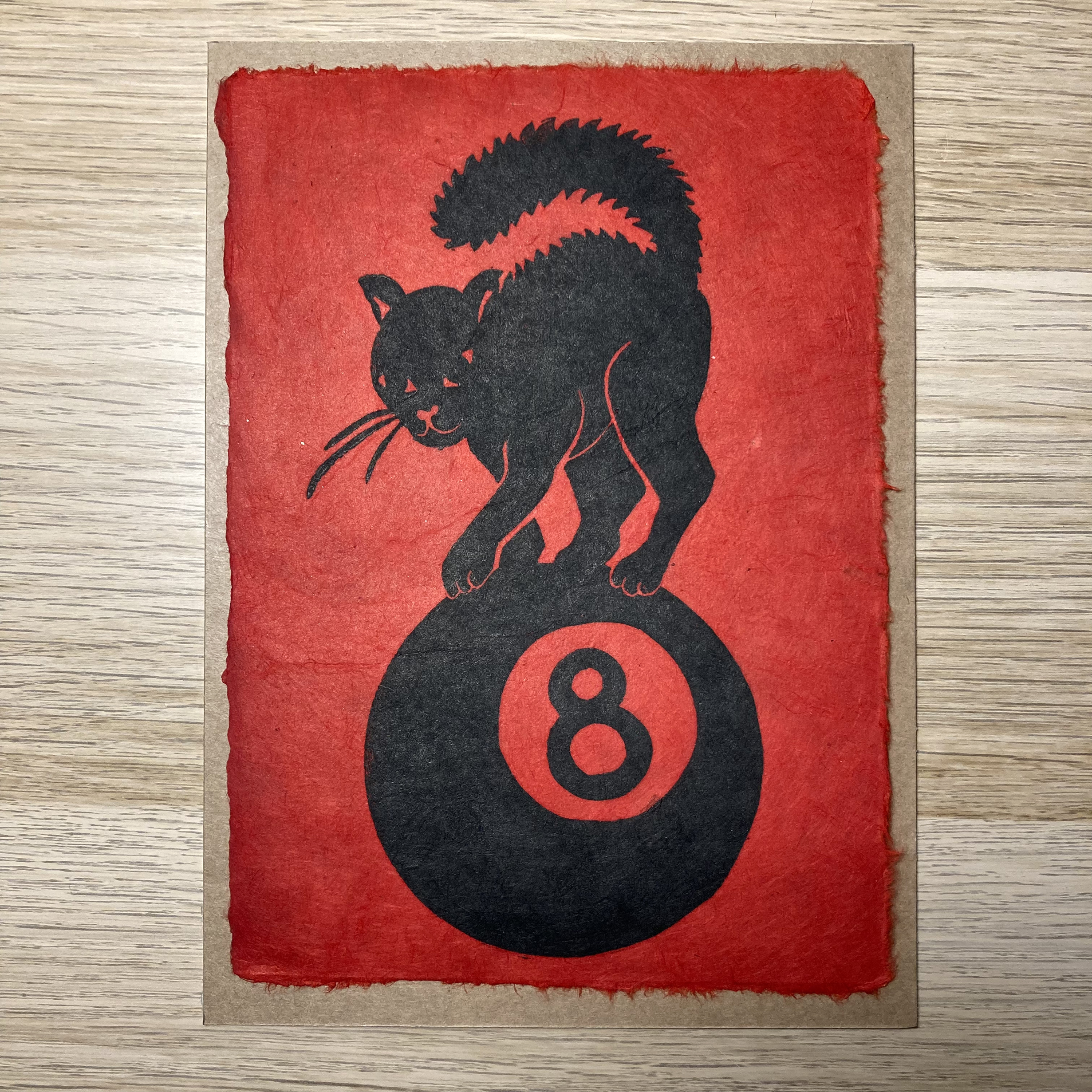 Linogravure chat noir sur boule de snooker numéro 8 - papier Lokta rouge