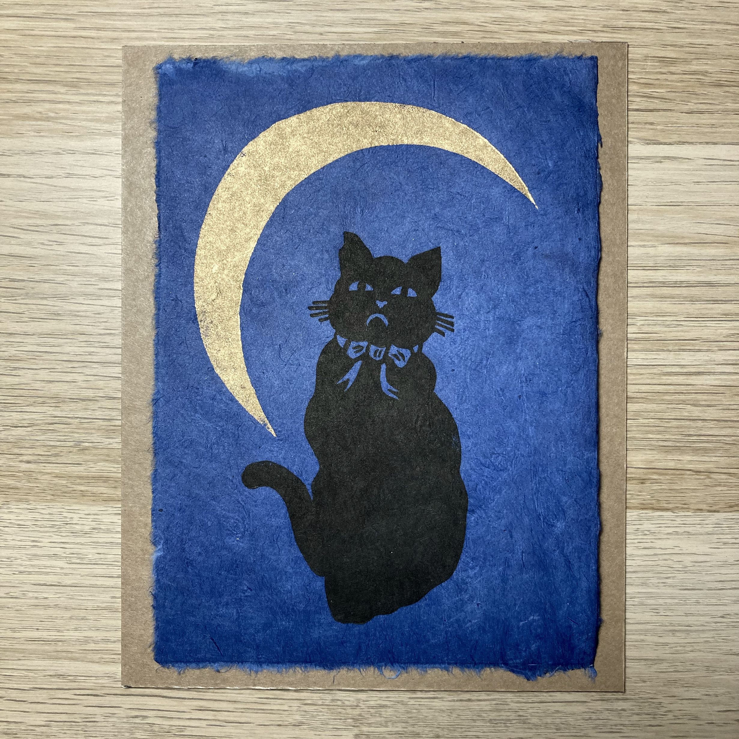 Linogravure le chat boudeur au clair de lune - papier Lokta bleu