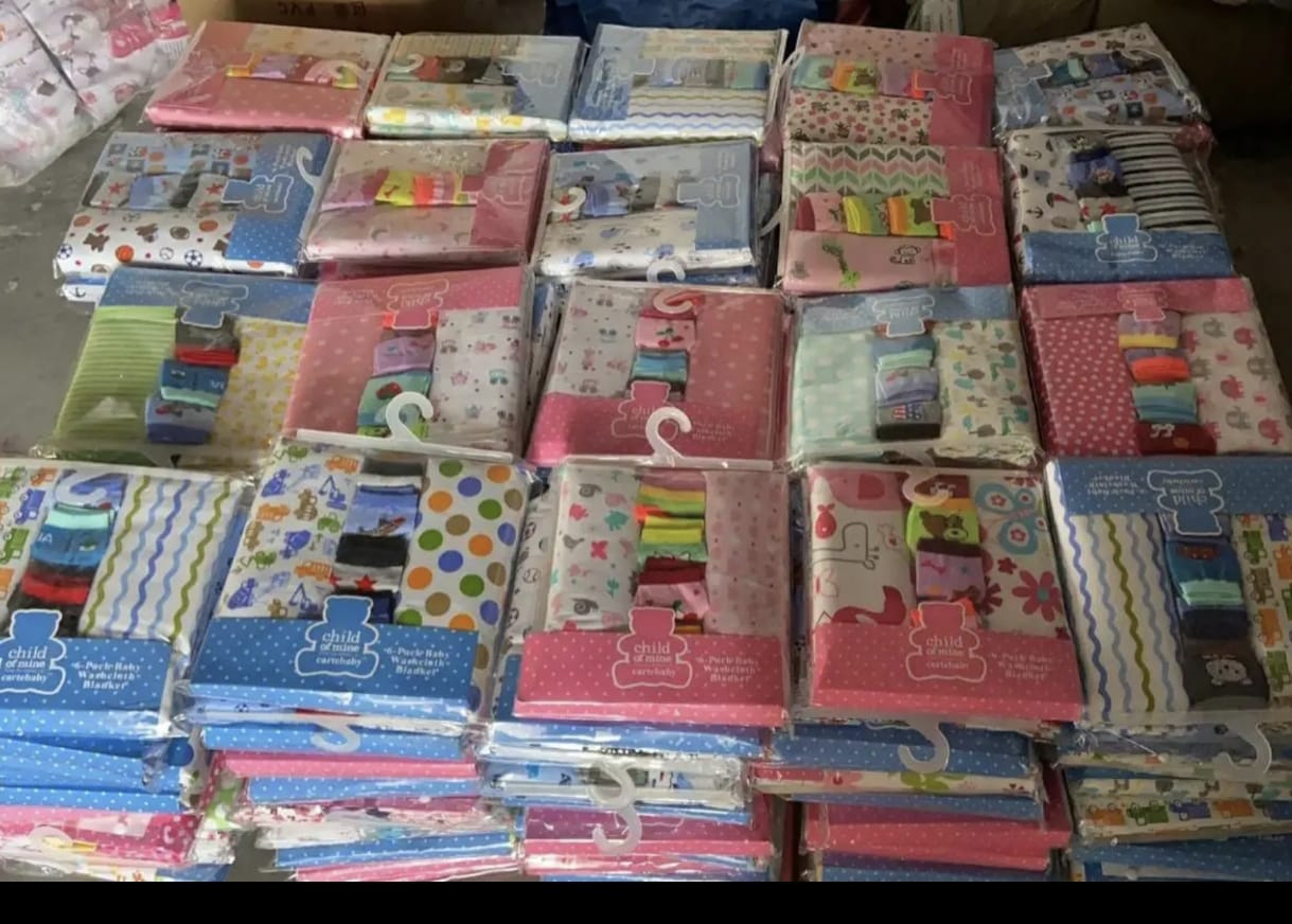 150 * 100 CM 2 Pieces Receiving Blanket with 4 Socks for baby.