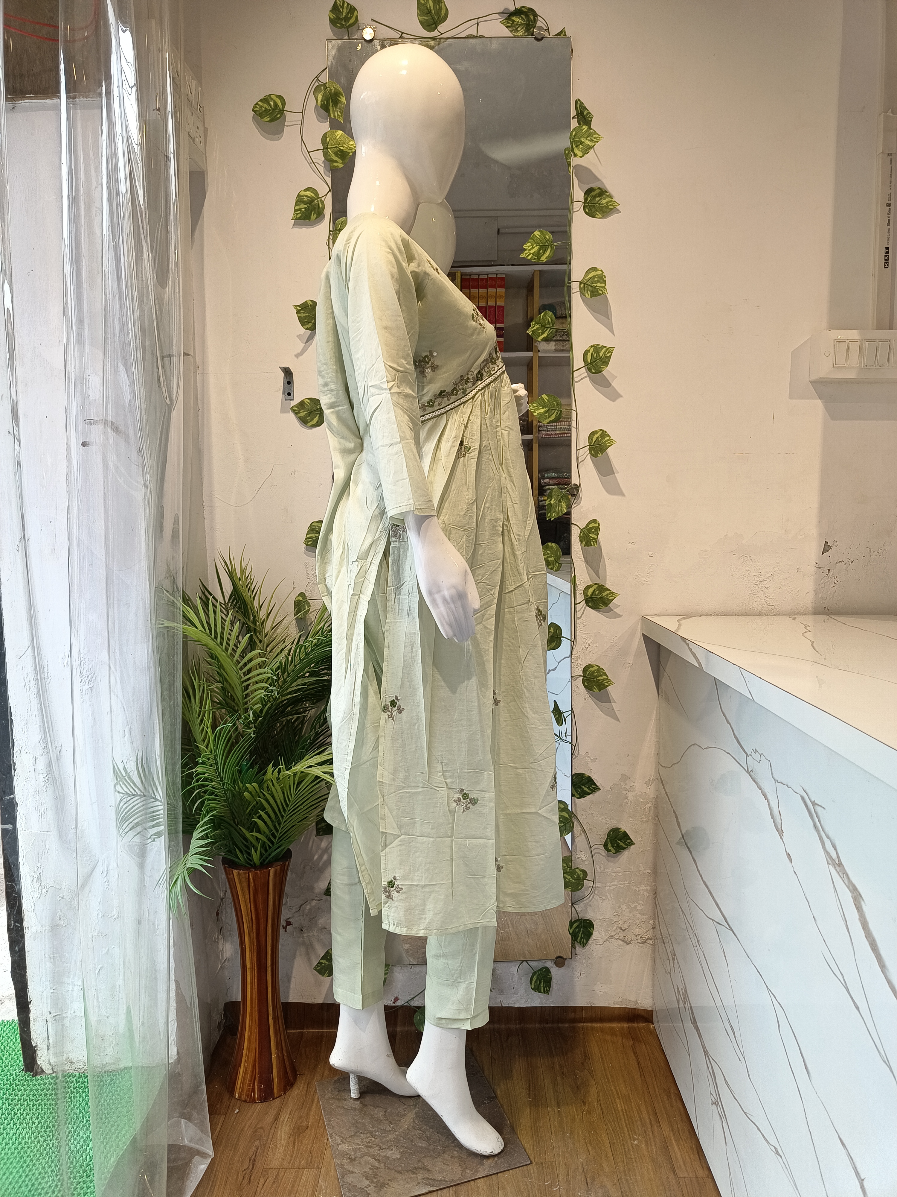 Pista Naira Kurta Set