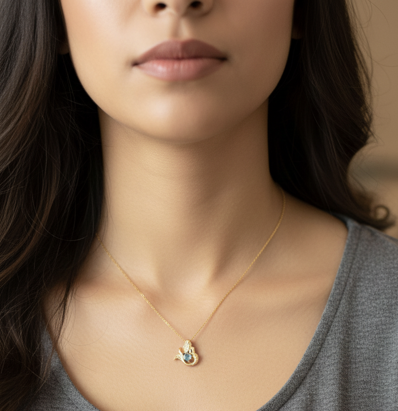 Collier avec pendentif doré et pierre précieuse