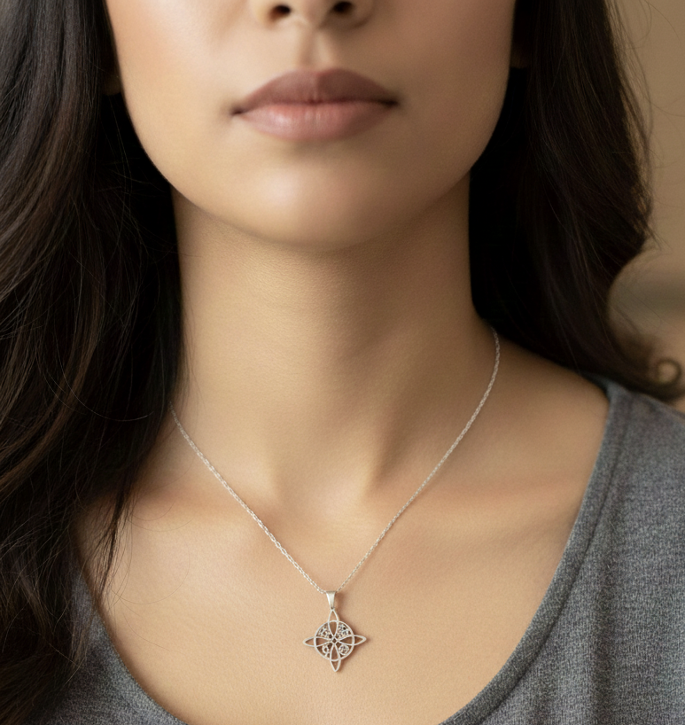 Collier pendentif noeud celtique 