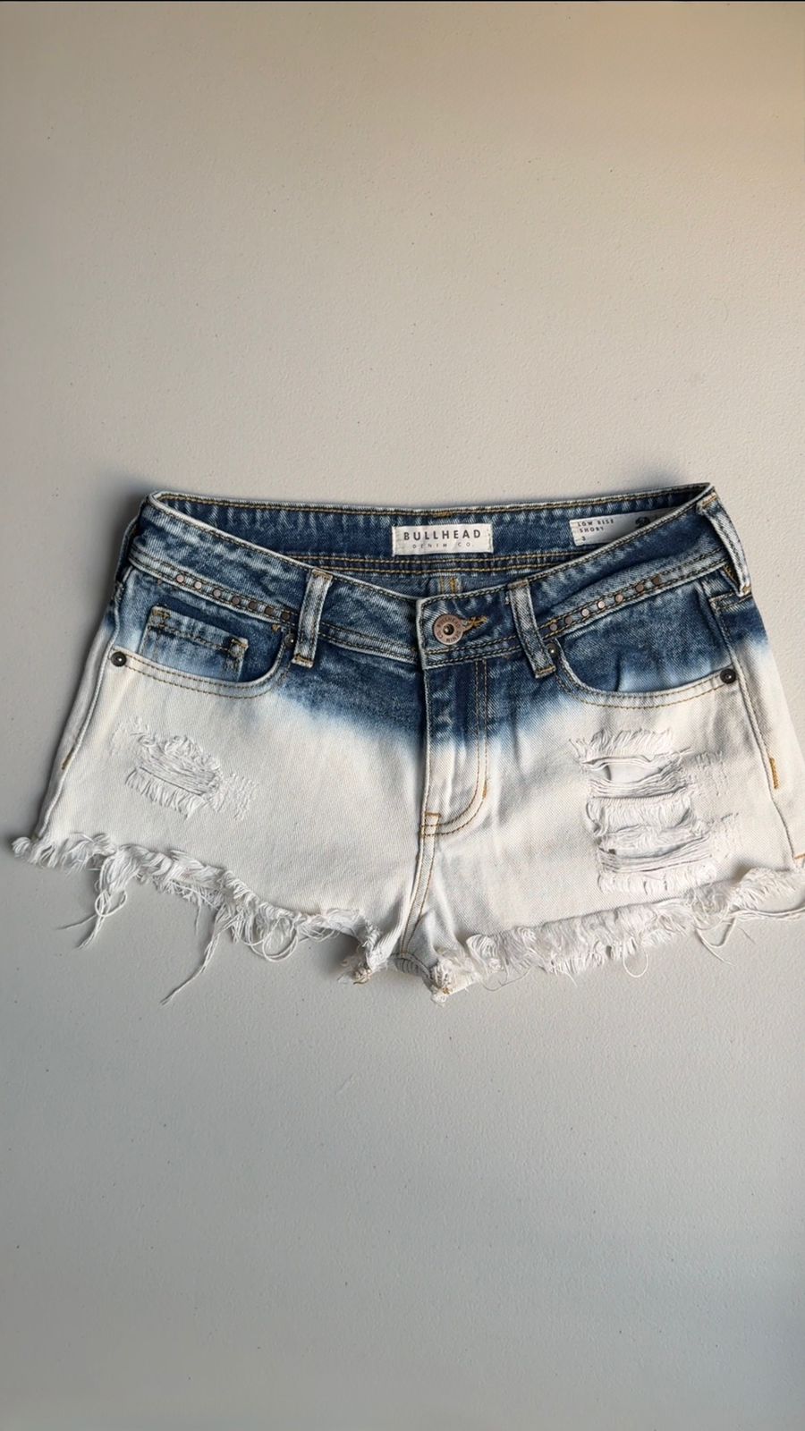 Short de mezclilla azul con blanco