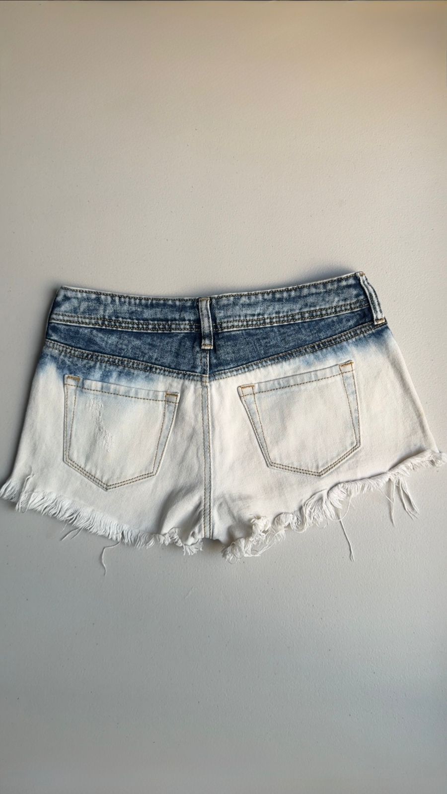 Short de mezclilla azul con blanco
