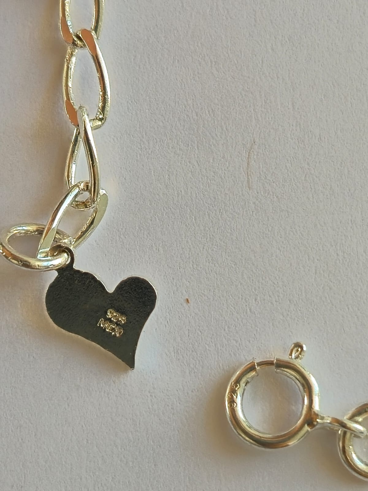 Pulsera con 3 corazones de piedras multicolor