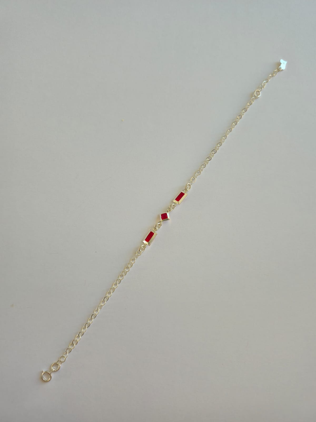Pulsera con rectangulos y rombo rojo