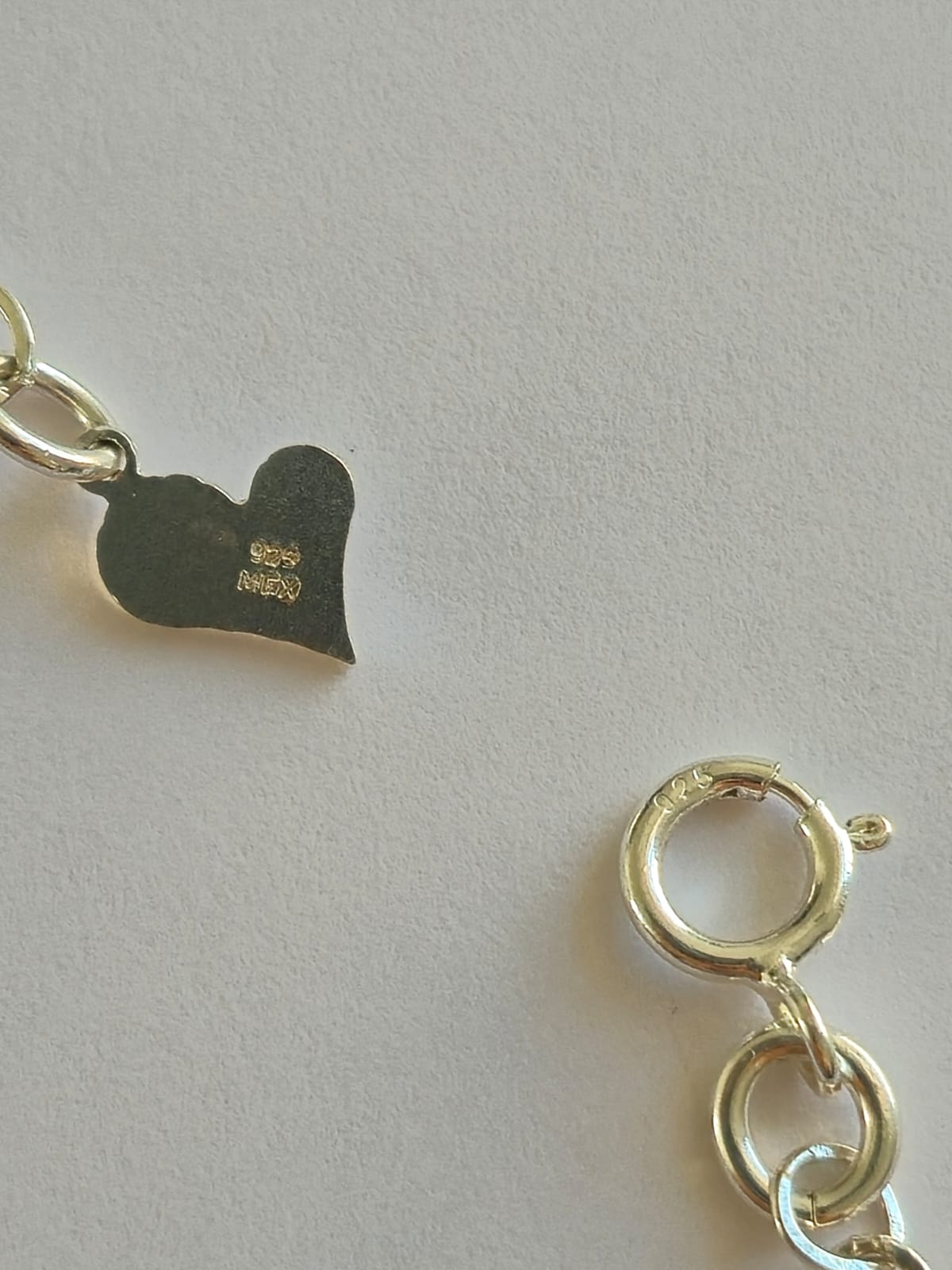 Pulsera con rectangulos y rombo rojo