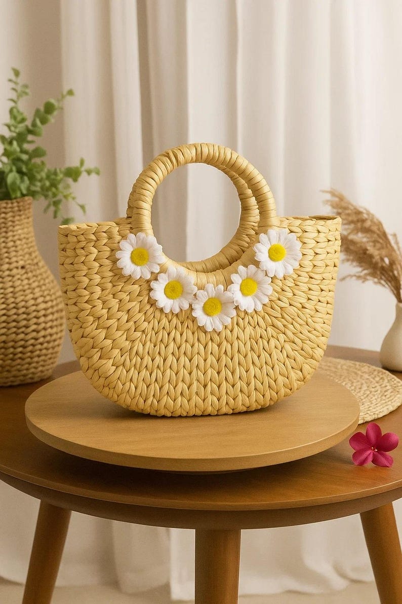 Handmade Straw Tote Bag with Daisy Flowers Š Woven Summer Purse with Round Handle, Boho Picnic Handbag
