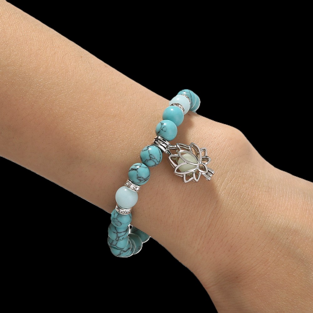 Bracelet en turquoise avec pendentif lotus