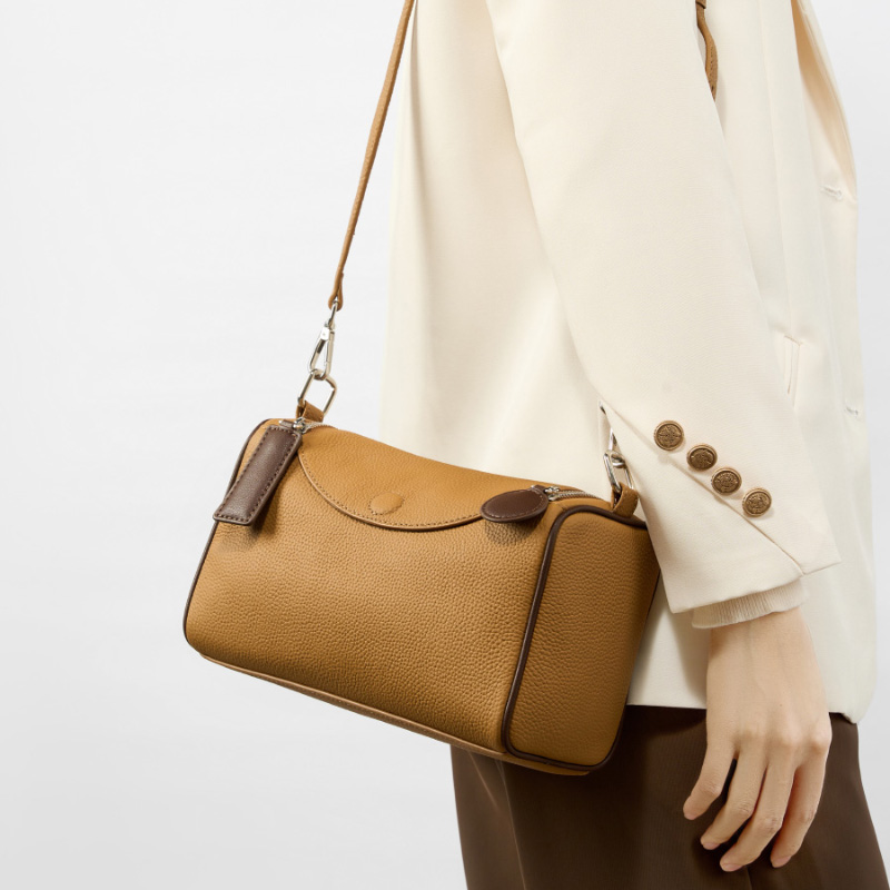Elegant Tan Leather Shoulder Bag