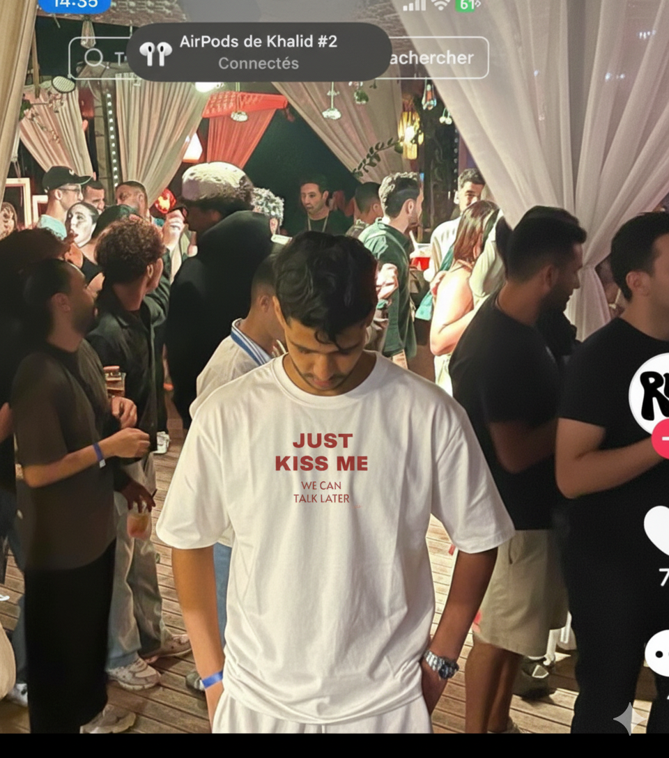 T-shirt 'Just Kiss Me'