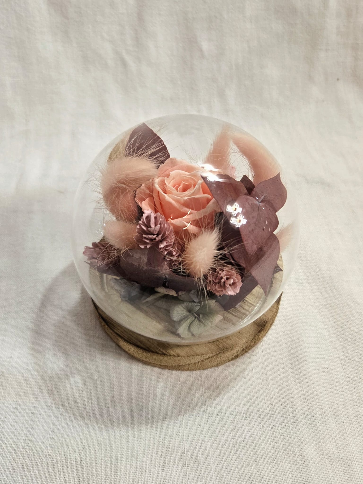 Rose éternelle et fleurs séchées sous cloche en verre