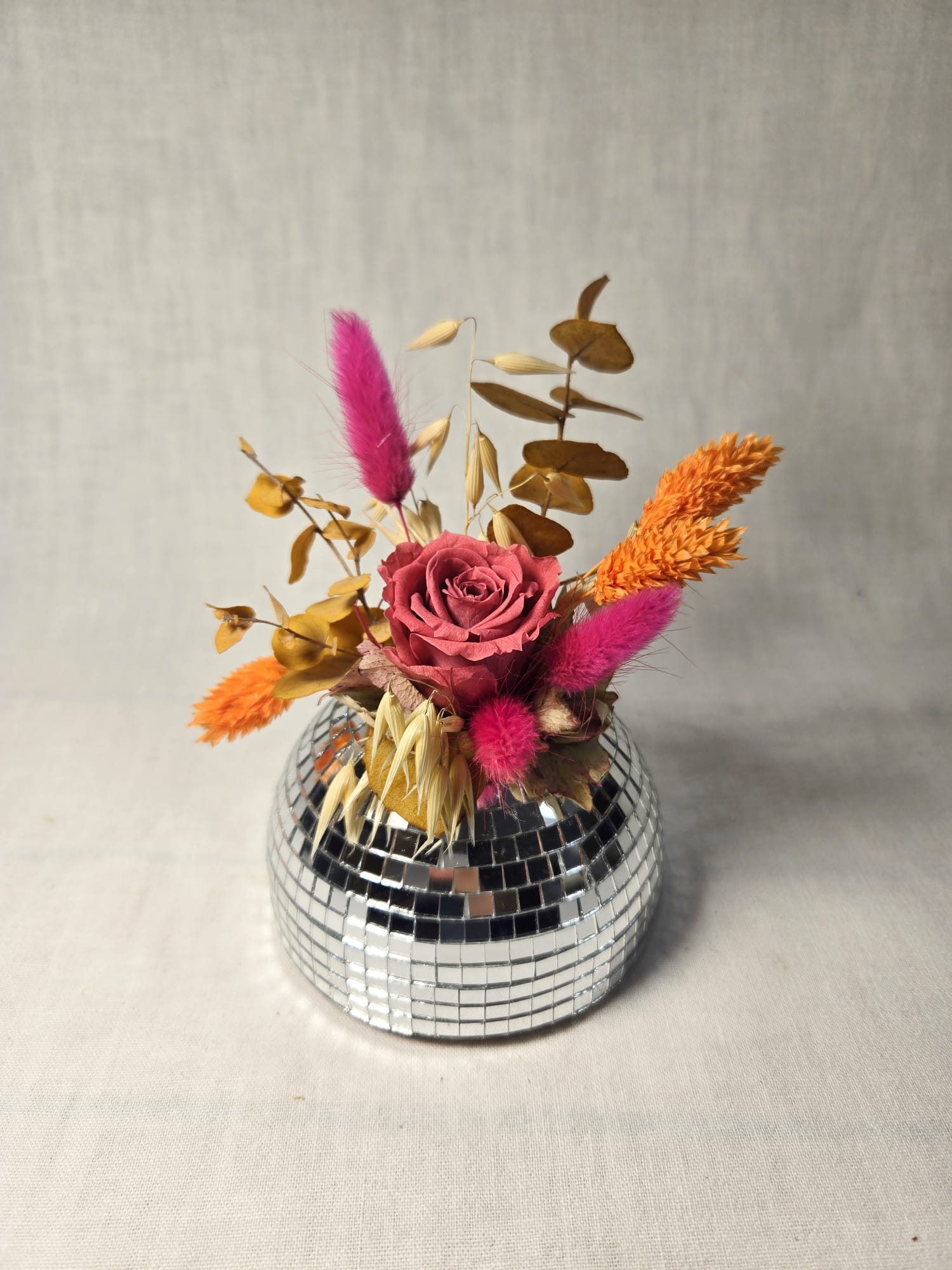 Bouquet de fleurs séchées et rose éternelle sur boule disco