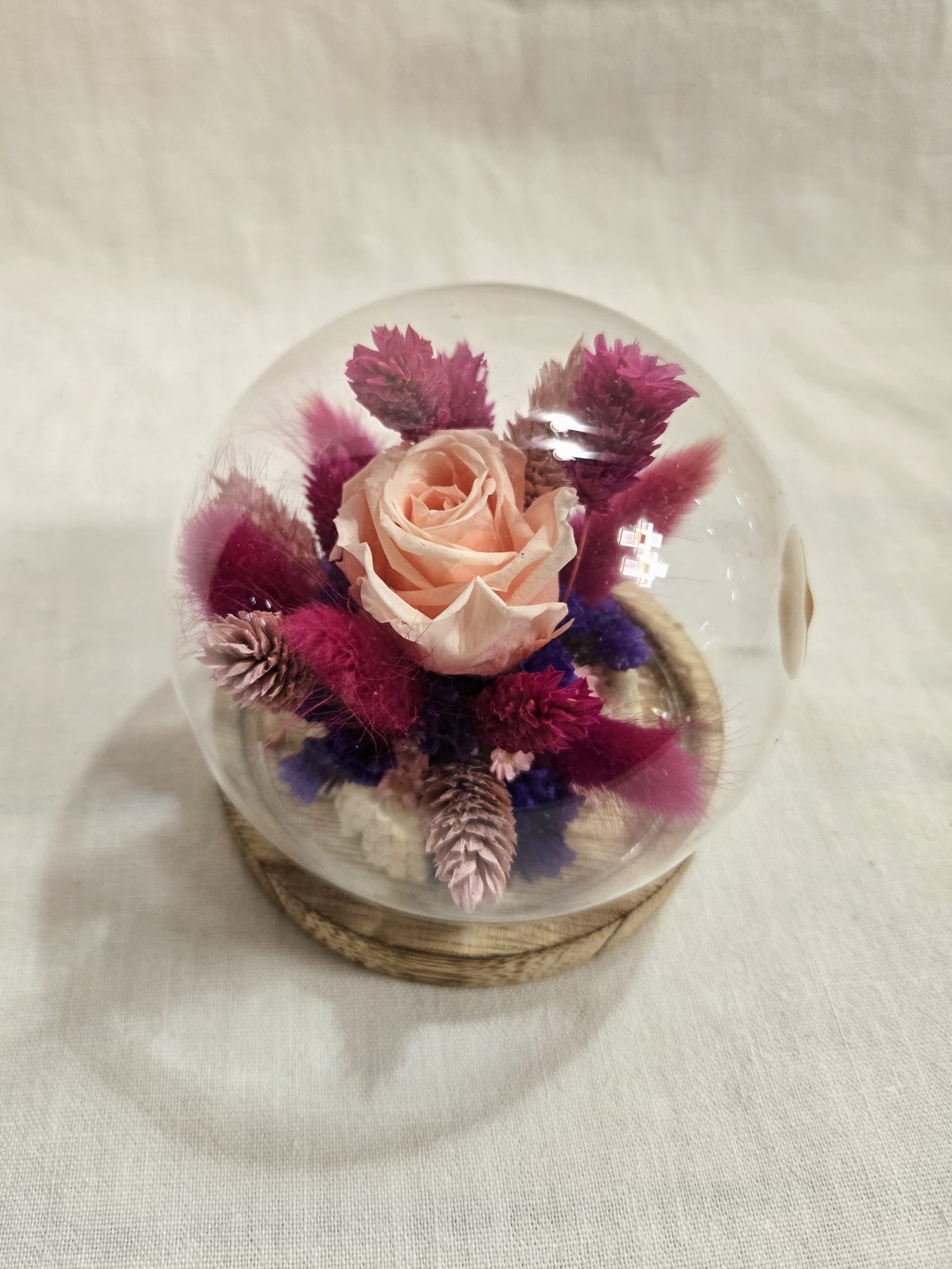 Rose éternelle et fleurs séchées sous cloche en verre