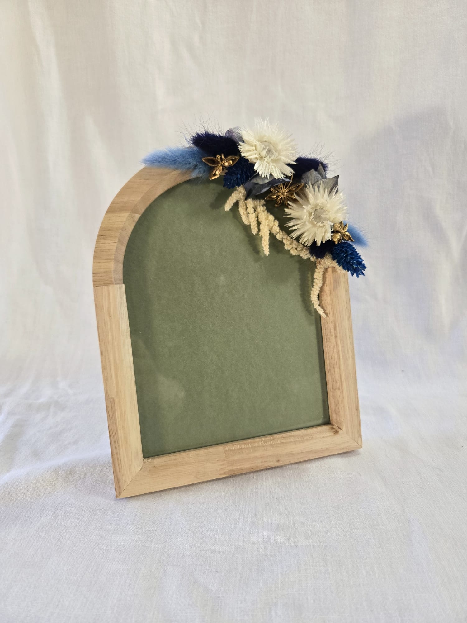 Cadre en bois et bouquet de fleurs séchées