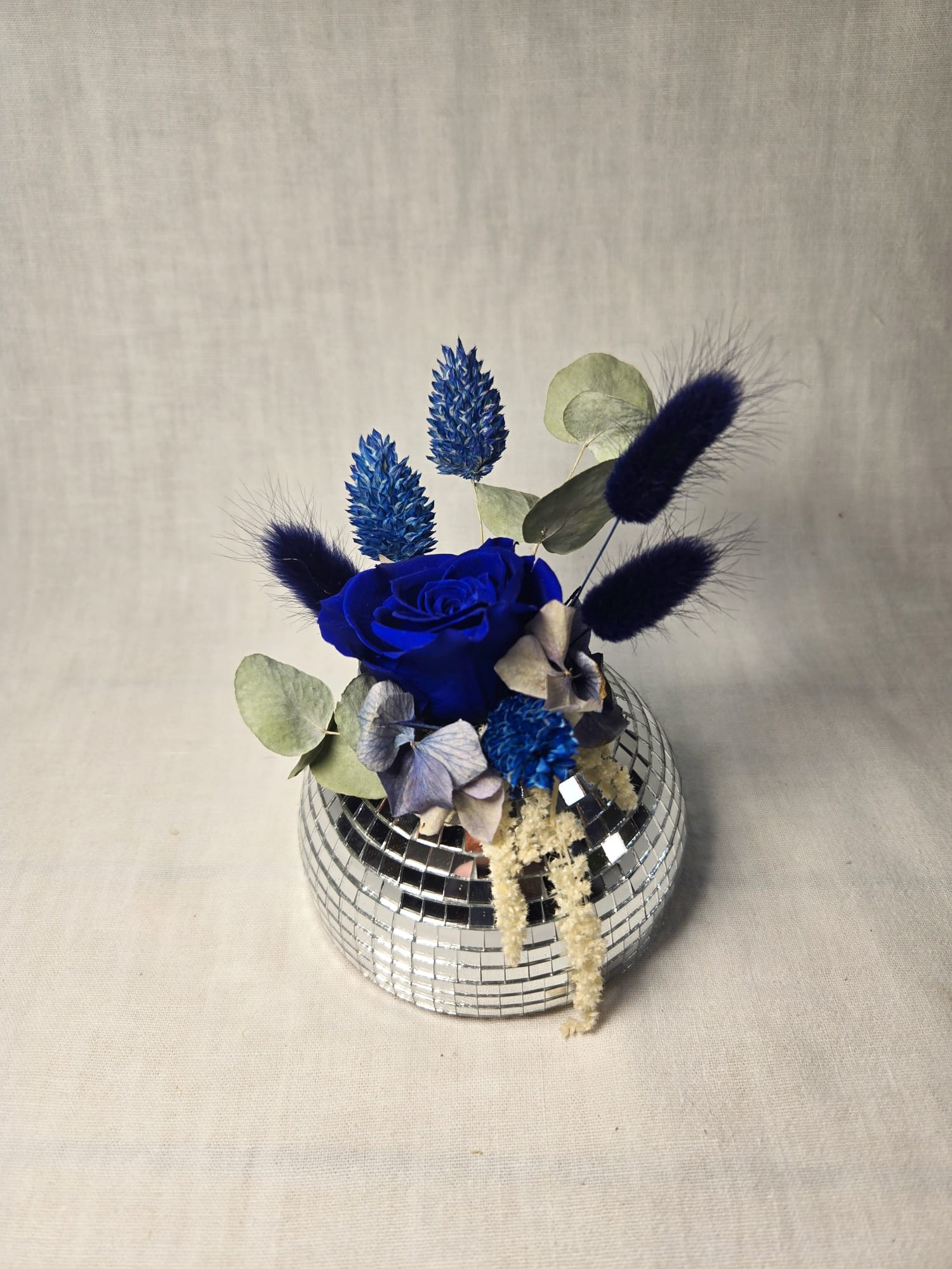Bouquet de fleurs séchées et rose éternelle sur boule disco