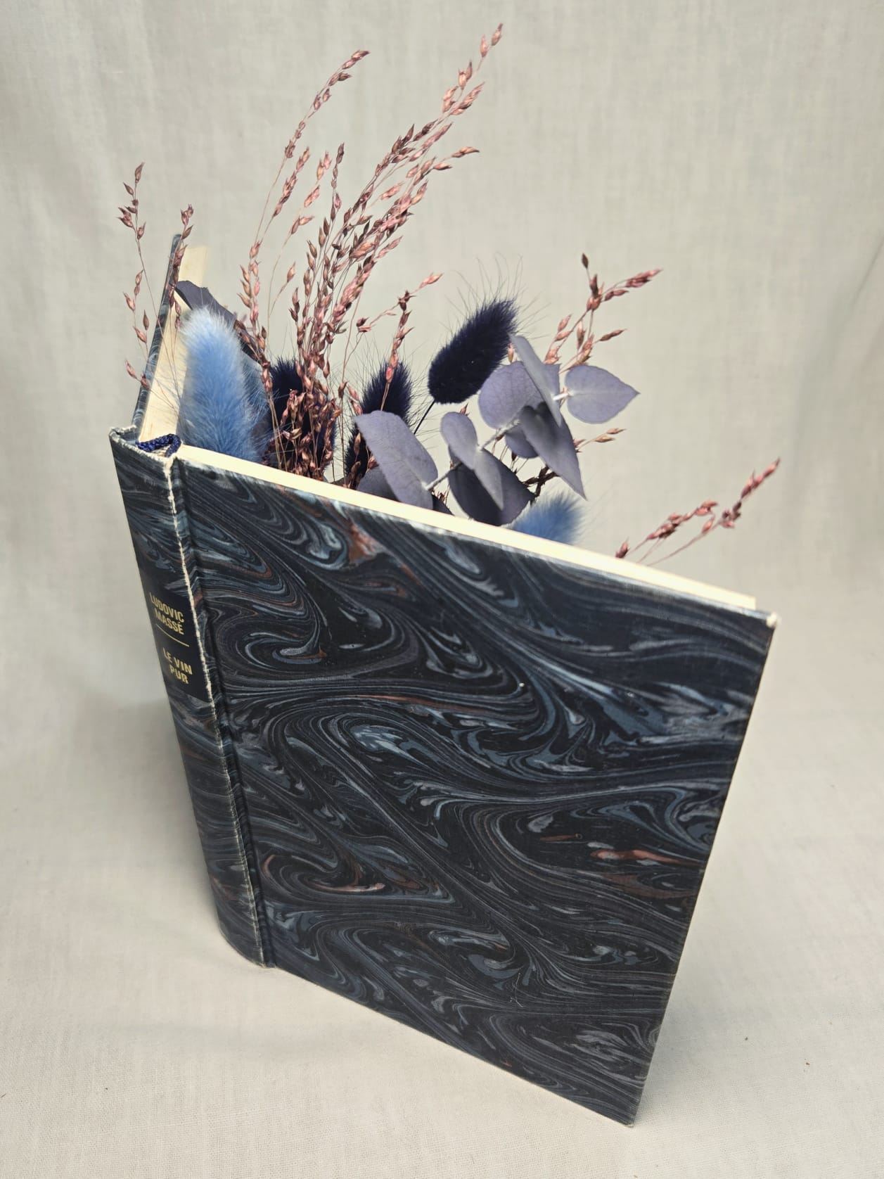 Livre ouvert fleuri bleu et mauve