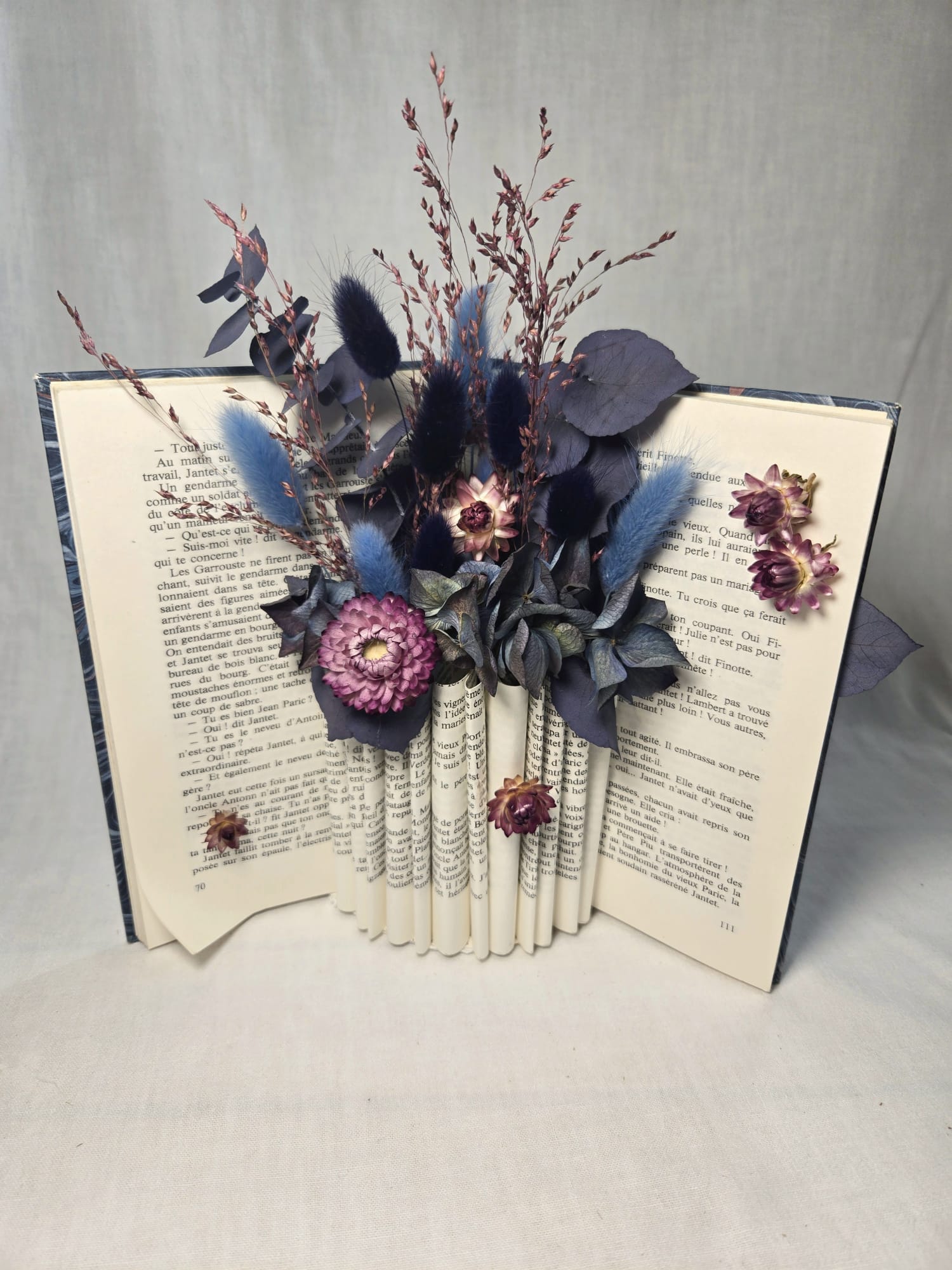 Livre ouvert fleuri bleu et mauve