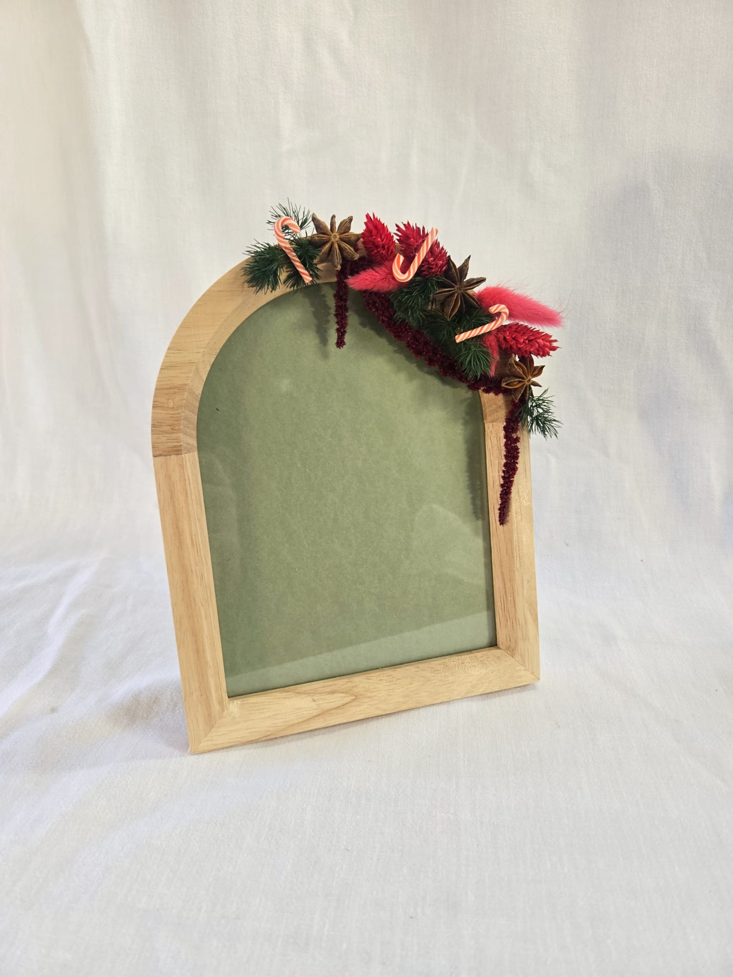 Cadre en bois et bouquet de fleurs séchées