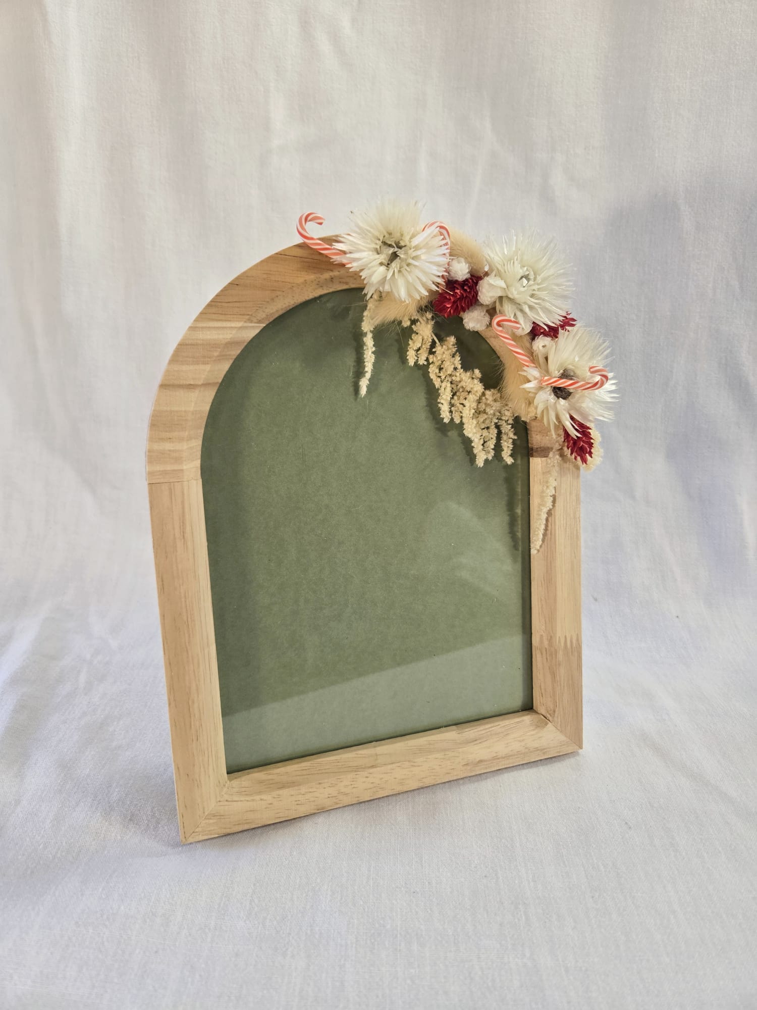 Cadre en bois et bouquet de fleurs séchées