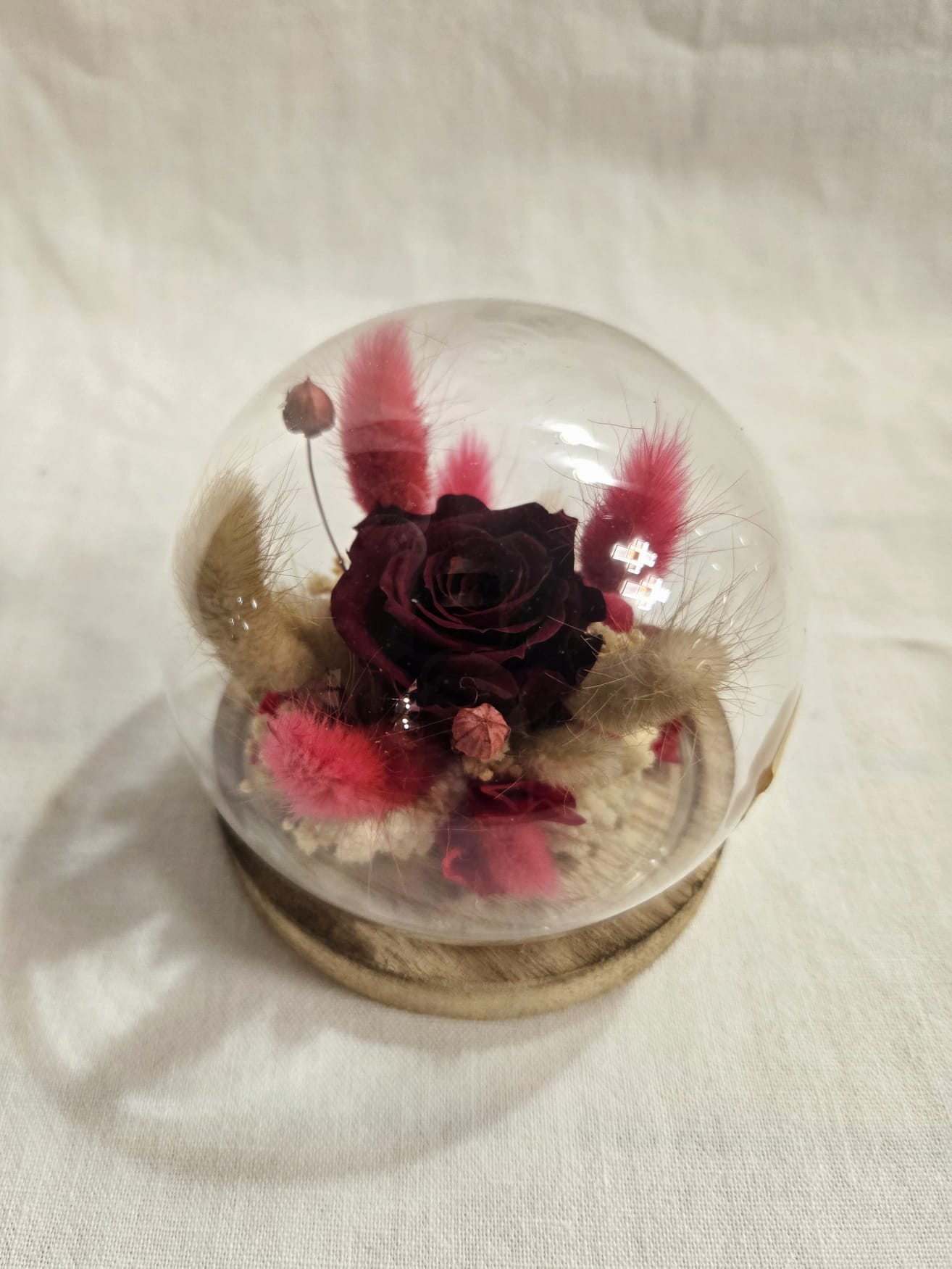 Rose éternelle et fleurs séchées sous cloche en verre