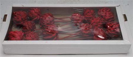 Flores artificiales rojas en caja