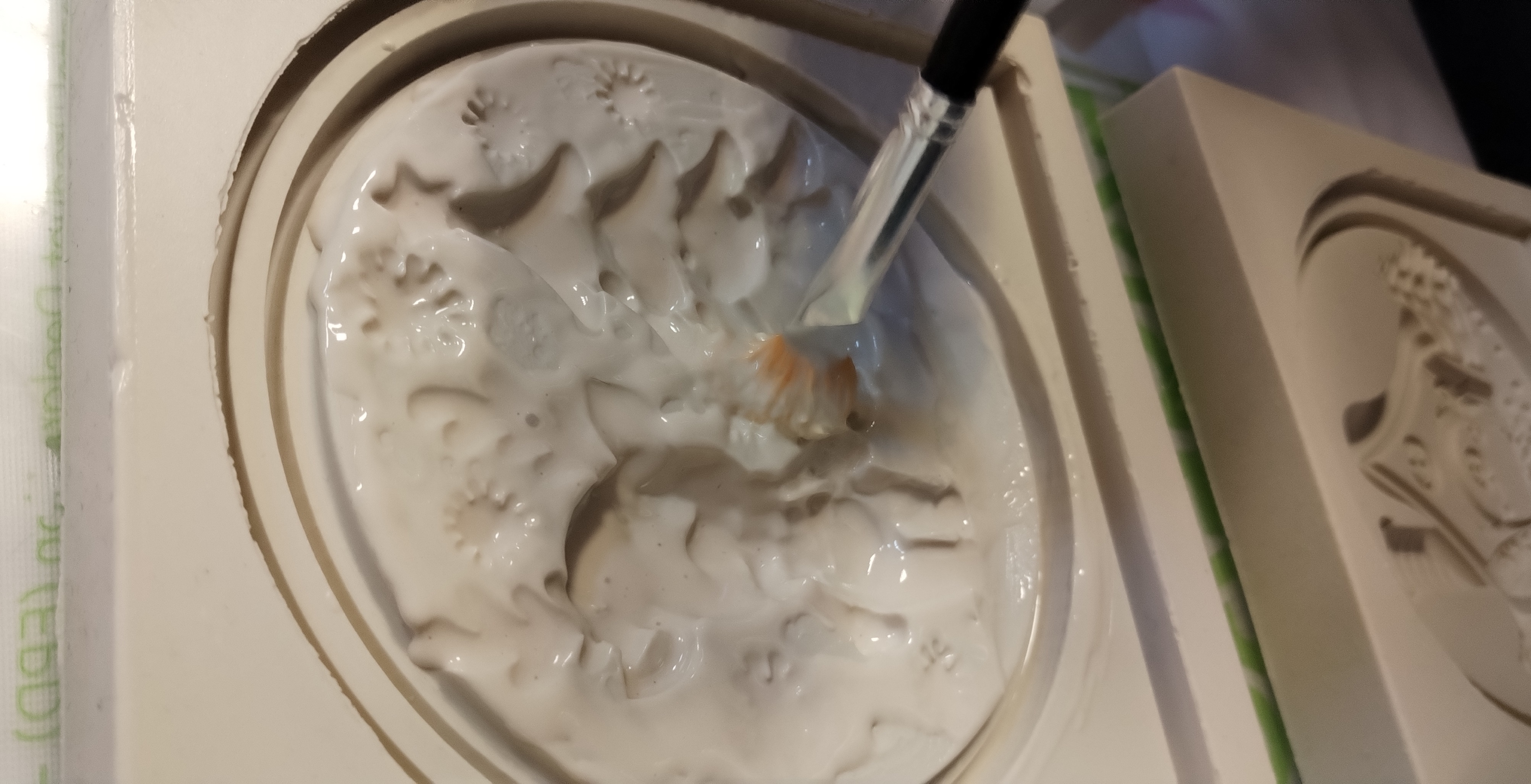 „Bambi Karácsonya” – Prémium Kifesthető Plakett, 15cm