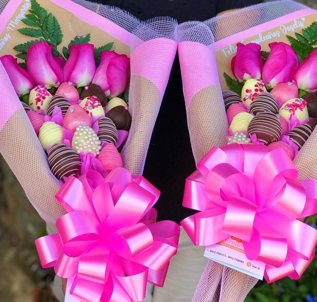 Ramo de fresas con chocolate y Rosas. 