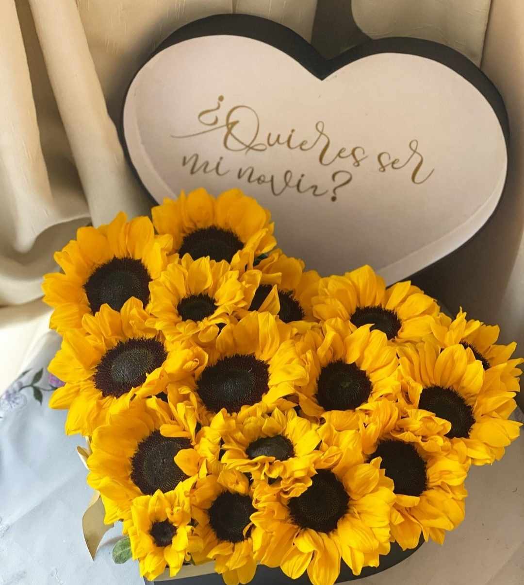 Arreglo floral de girasoles en forma de corazón.¿Quieres ser mi novia? 