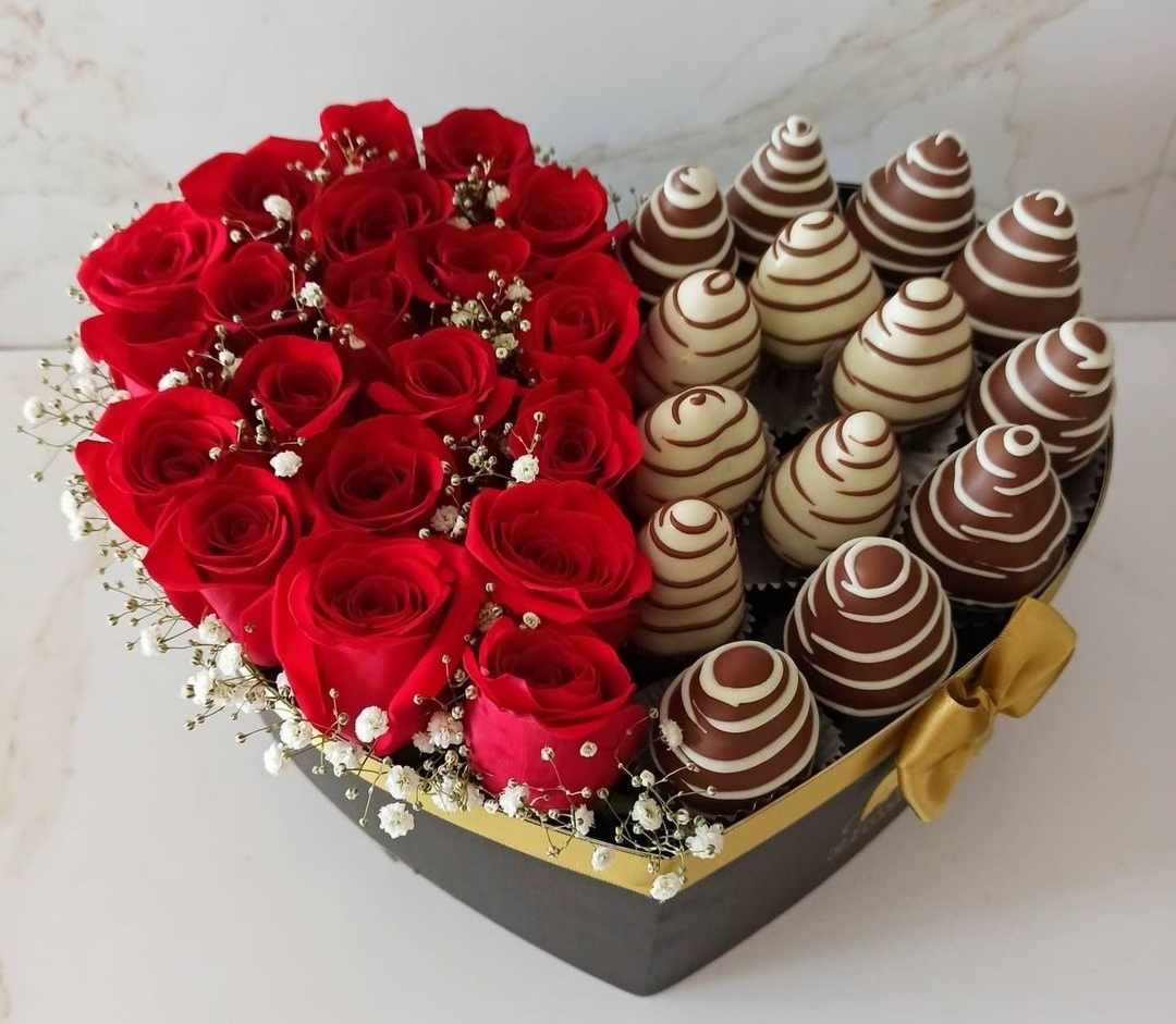 Bouquet en forma de corazón con fresas y Rosas