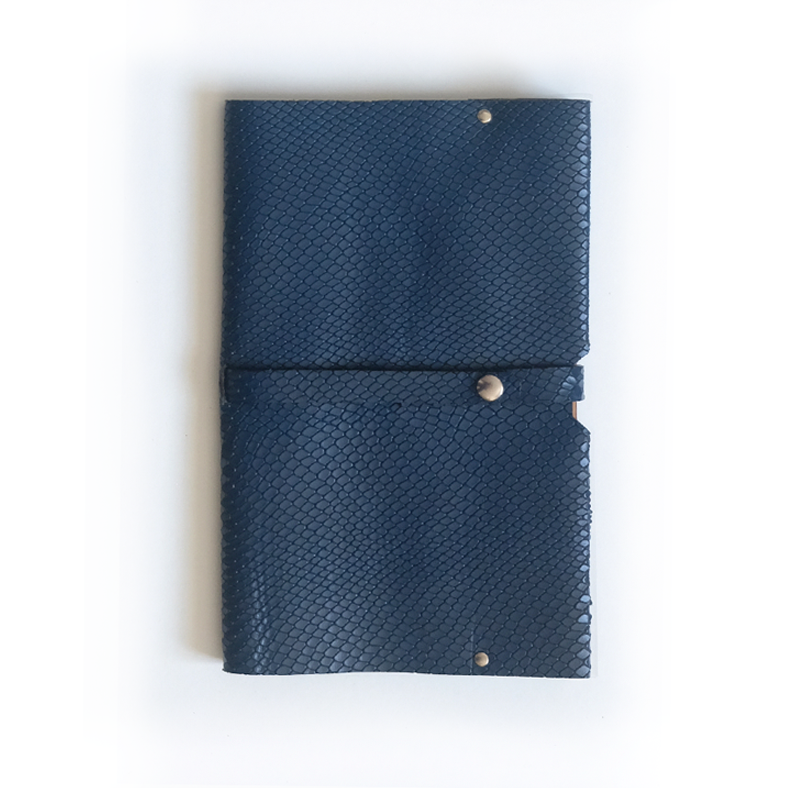 Porte carnet en cuir bleu foncé écailles