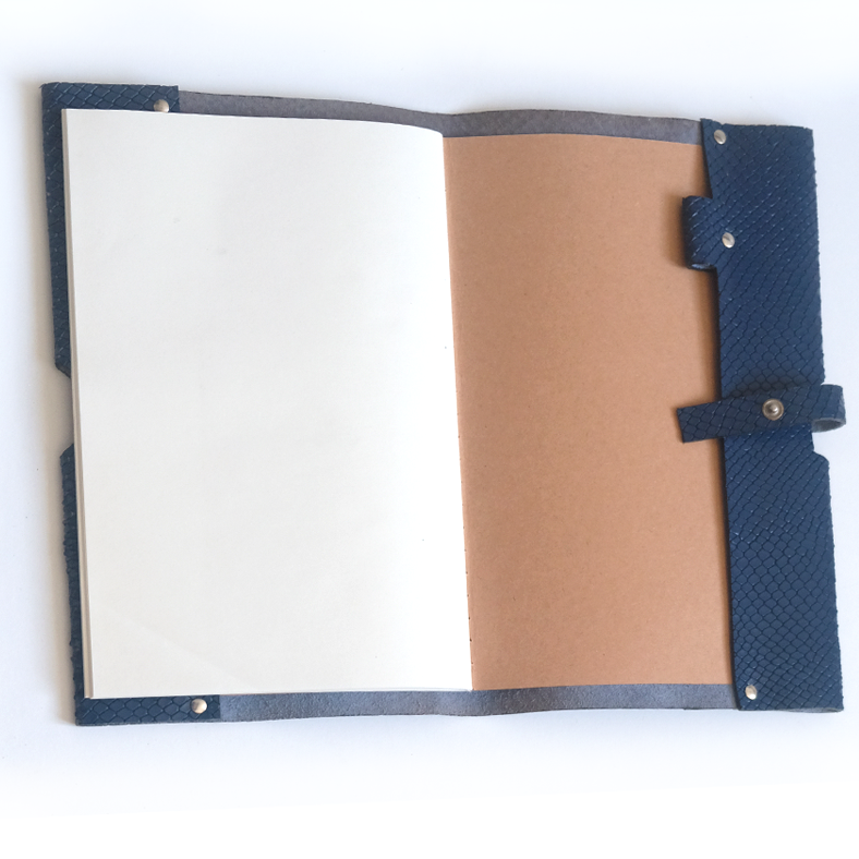 Porte carnet en cuir bleu foncé écailles