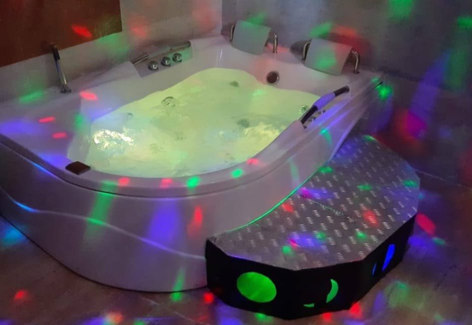 🛁 Habitación 12 — Jacuzzi Privado