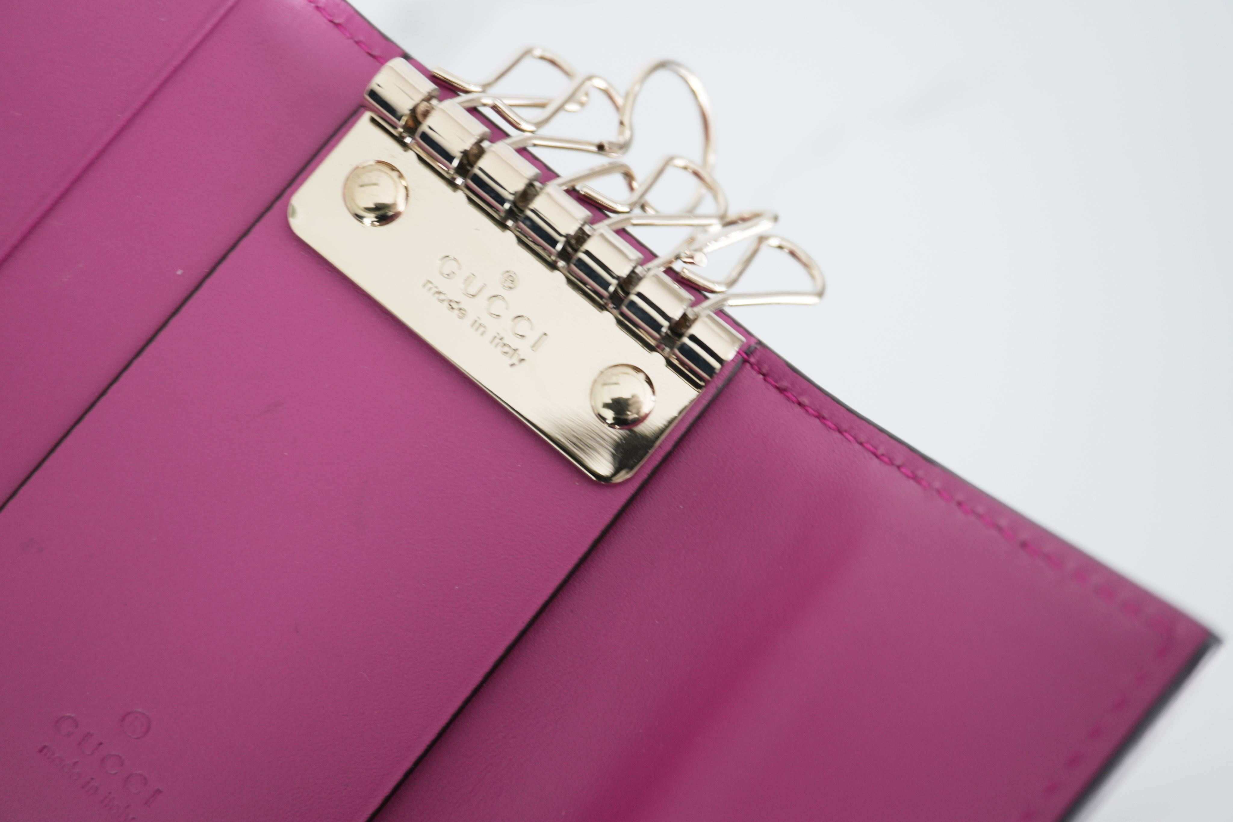 Authentic Gucci LeatherSsisma Pink Bow 6-Key Case