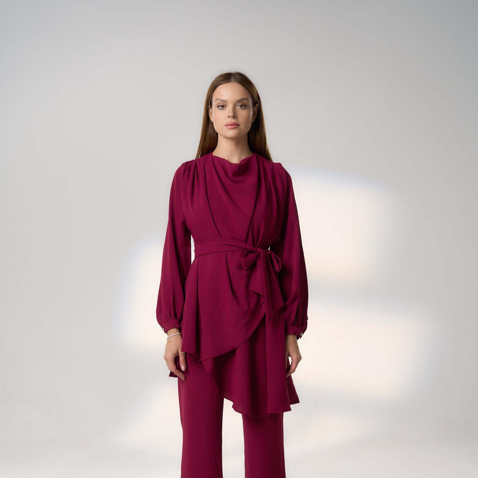 طقم نسائي راقٍ بلون العناب (Burgundy)