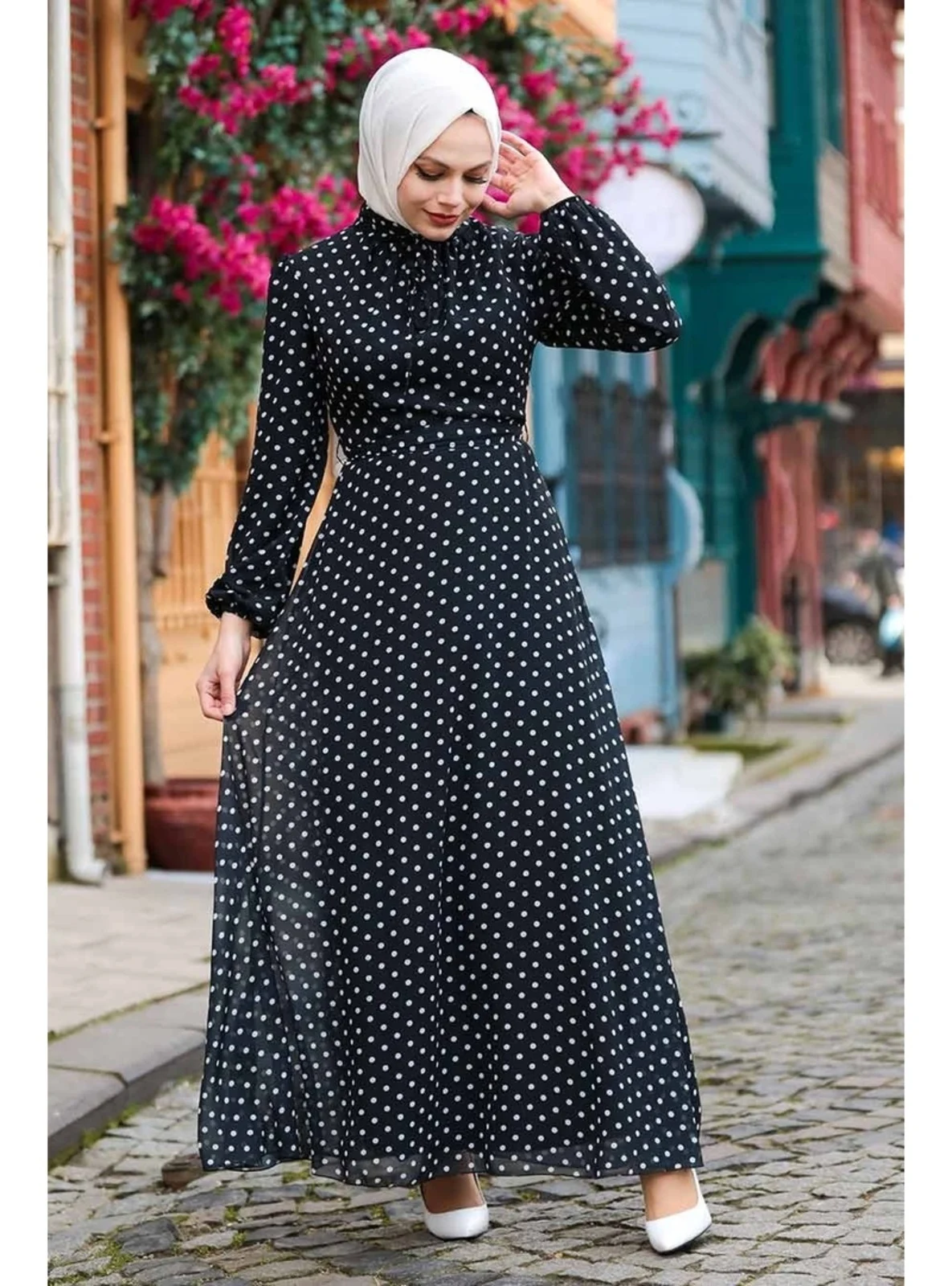 فستان "بولكا دوت" أسود أنيق - إطلالة كلاسيكية محتشمة