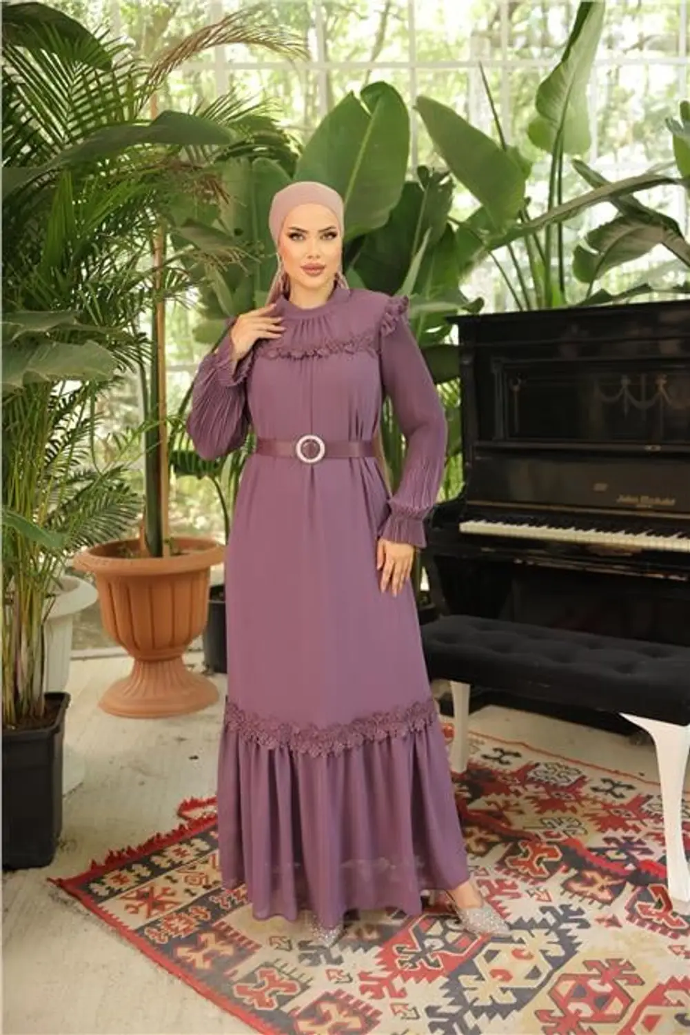 فستان سهرة شيفون ناعم بلون بنفسجي (موف) مع حزام وتفاصيل دانتيل