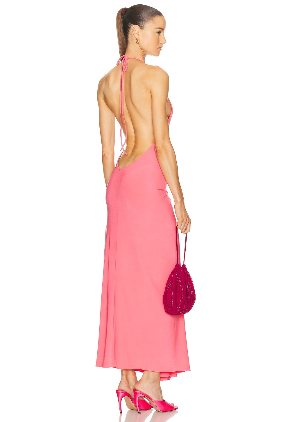 فستان ماكسي وردي بفتحة صدر V عميقة وتفصيل حلقي