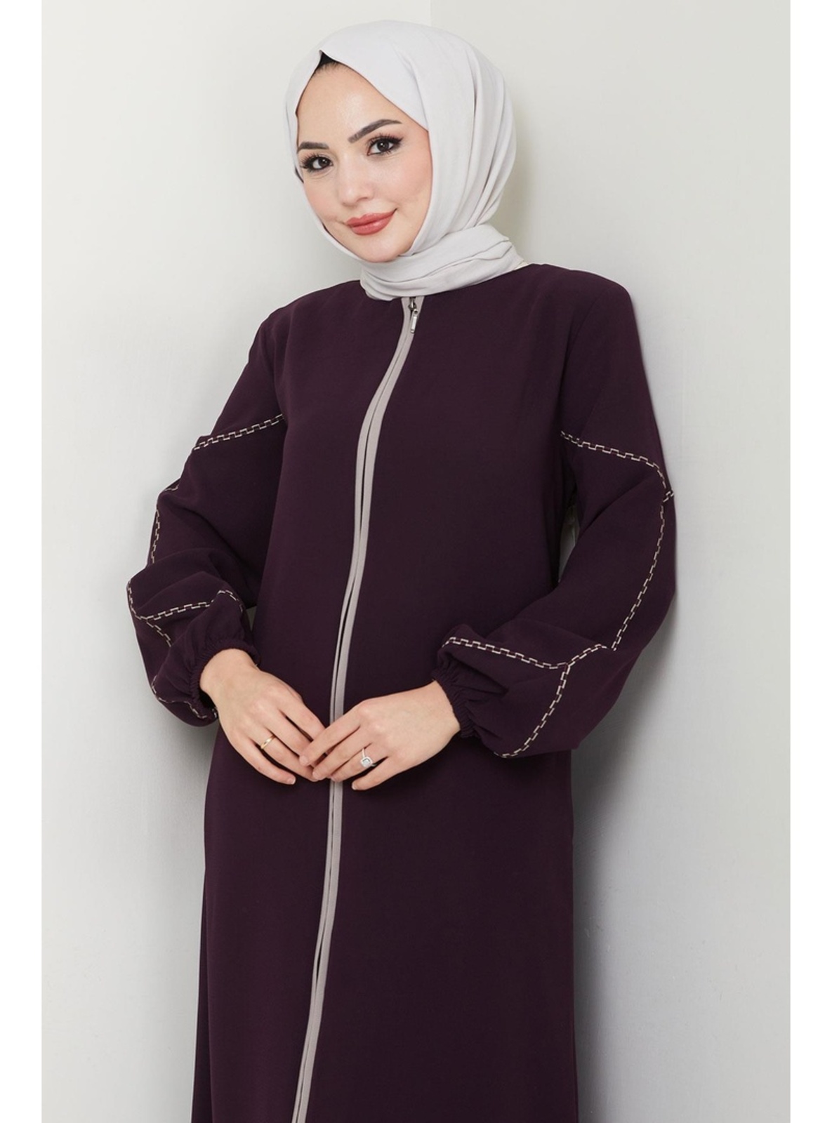 فرجية (فرقة) عصرية بلون باذنجاني مع تطريز ناعم