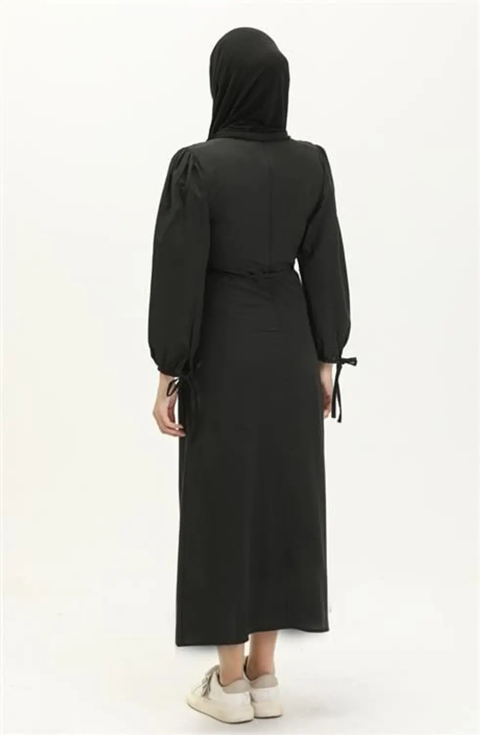 فستان أسود طويل بتصميم "نيرفور" وتفاصيل عند الخصر