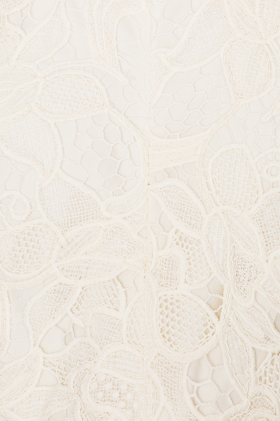 فستان سهرة "ماكسي" من الدانتيل الفاخر بياقة عالية