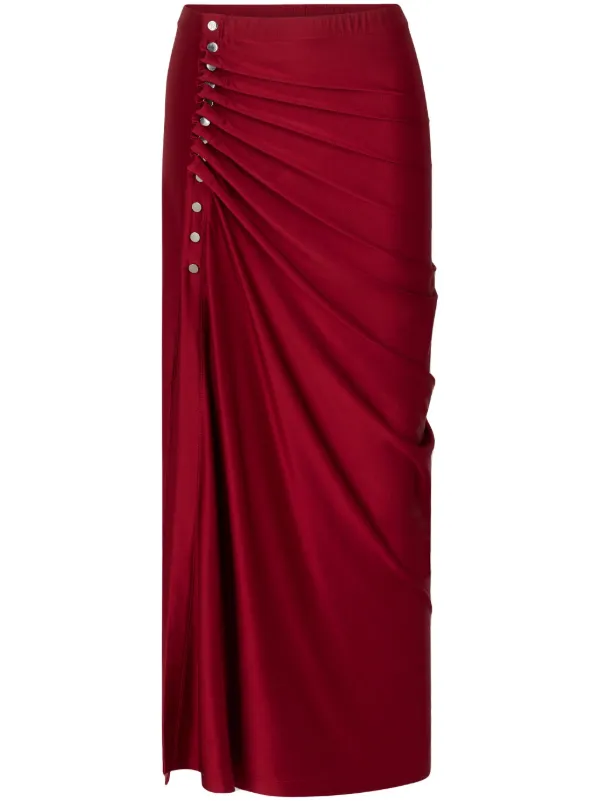 تنورة ماكسي ساتان باللون العنابي مع ثنيات جانبية وأزرار